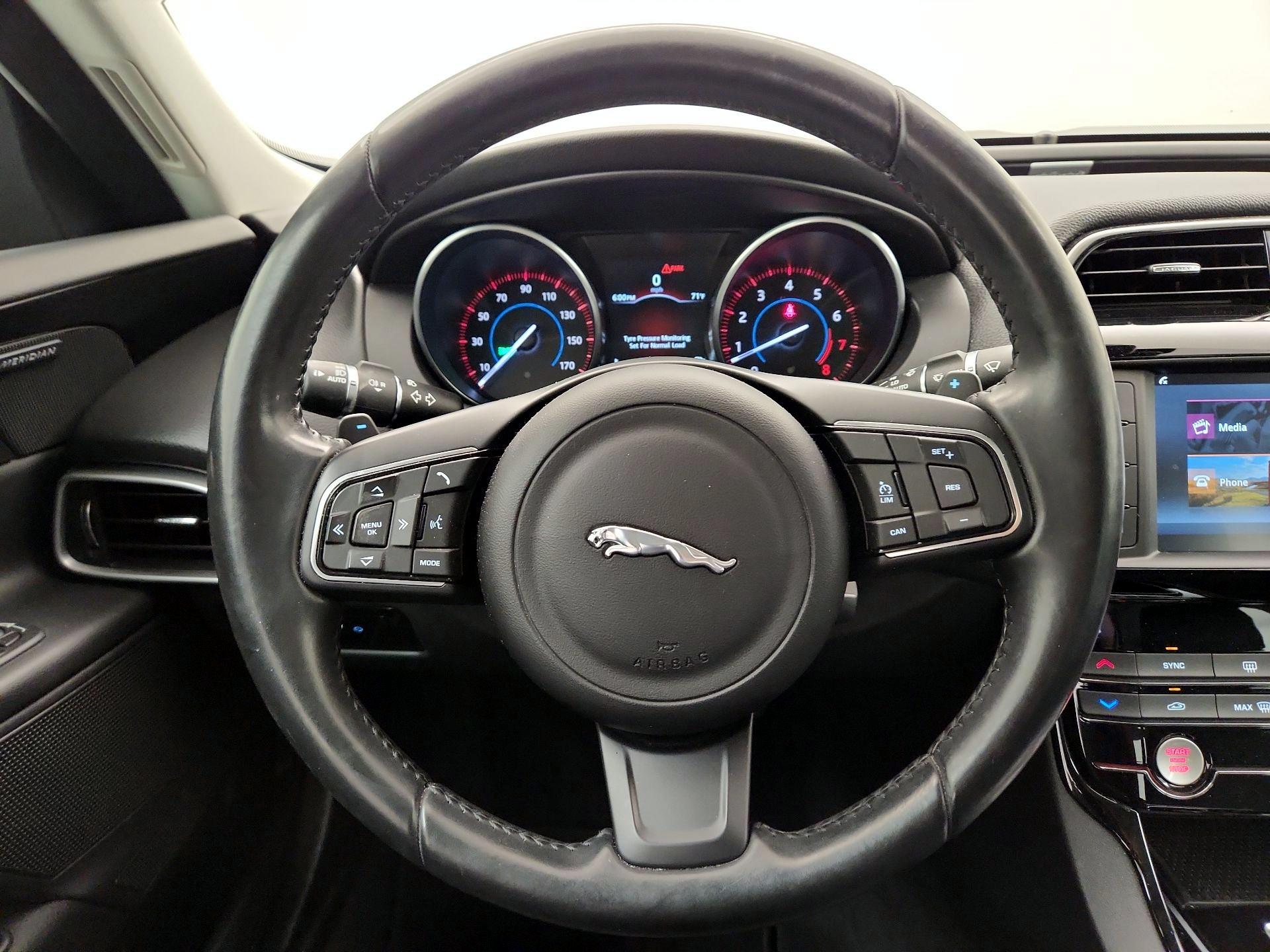 Thumbnail: 2017 Jaguar XE - 10