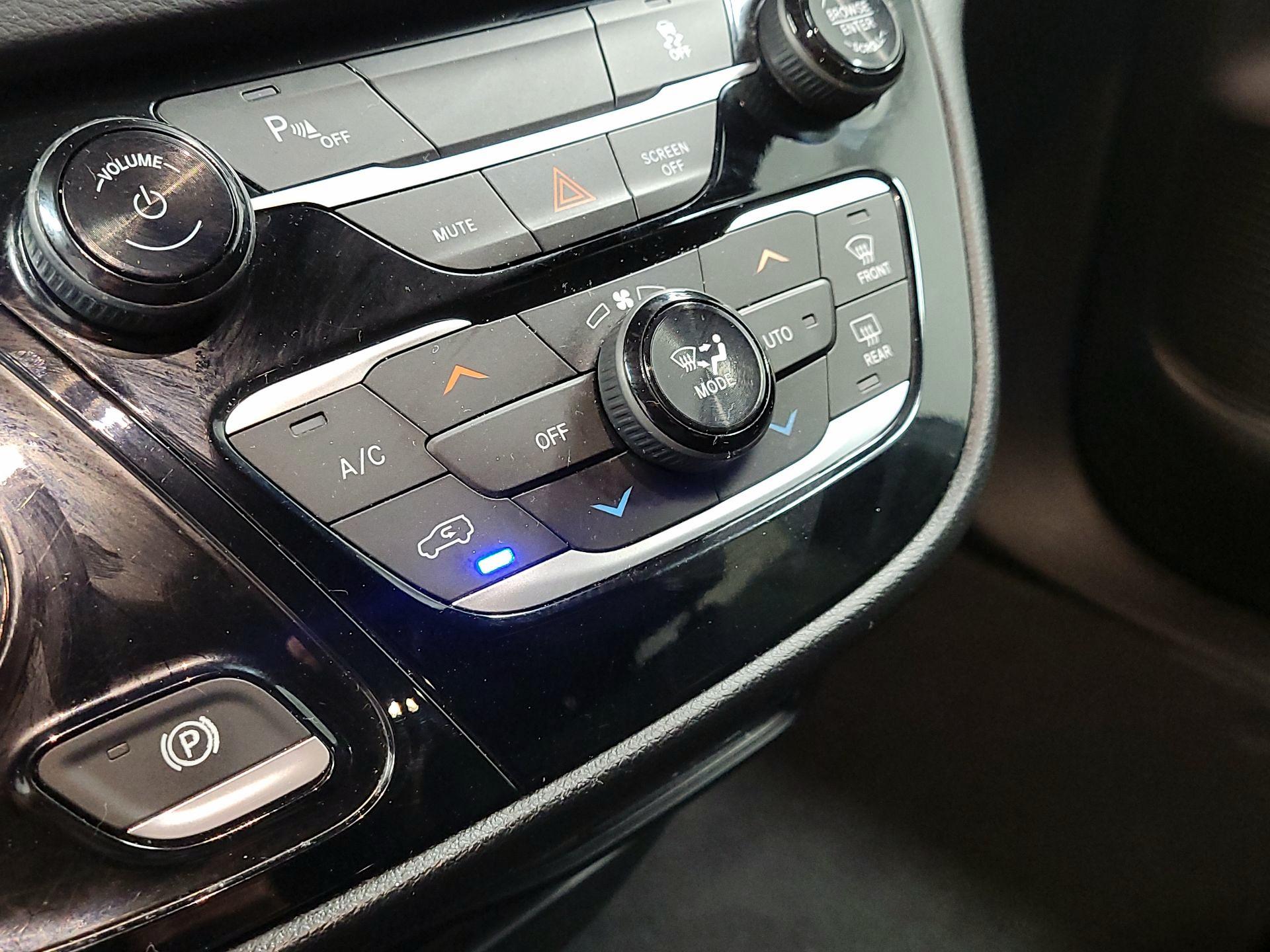 Thumbnail: 2019 Chrysler Pacifica - 17
