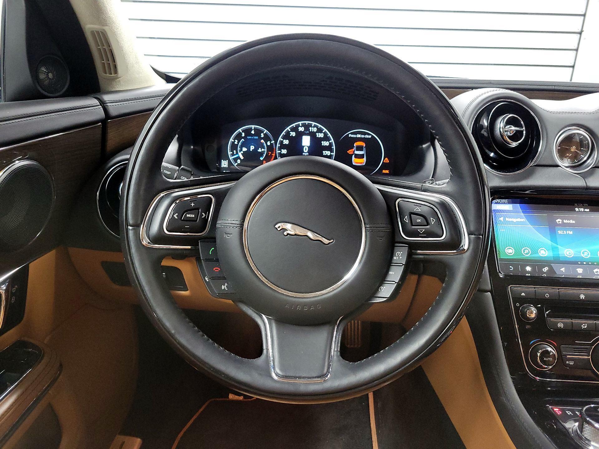Thumbnail: 2019 Jaguar XJ - 10