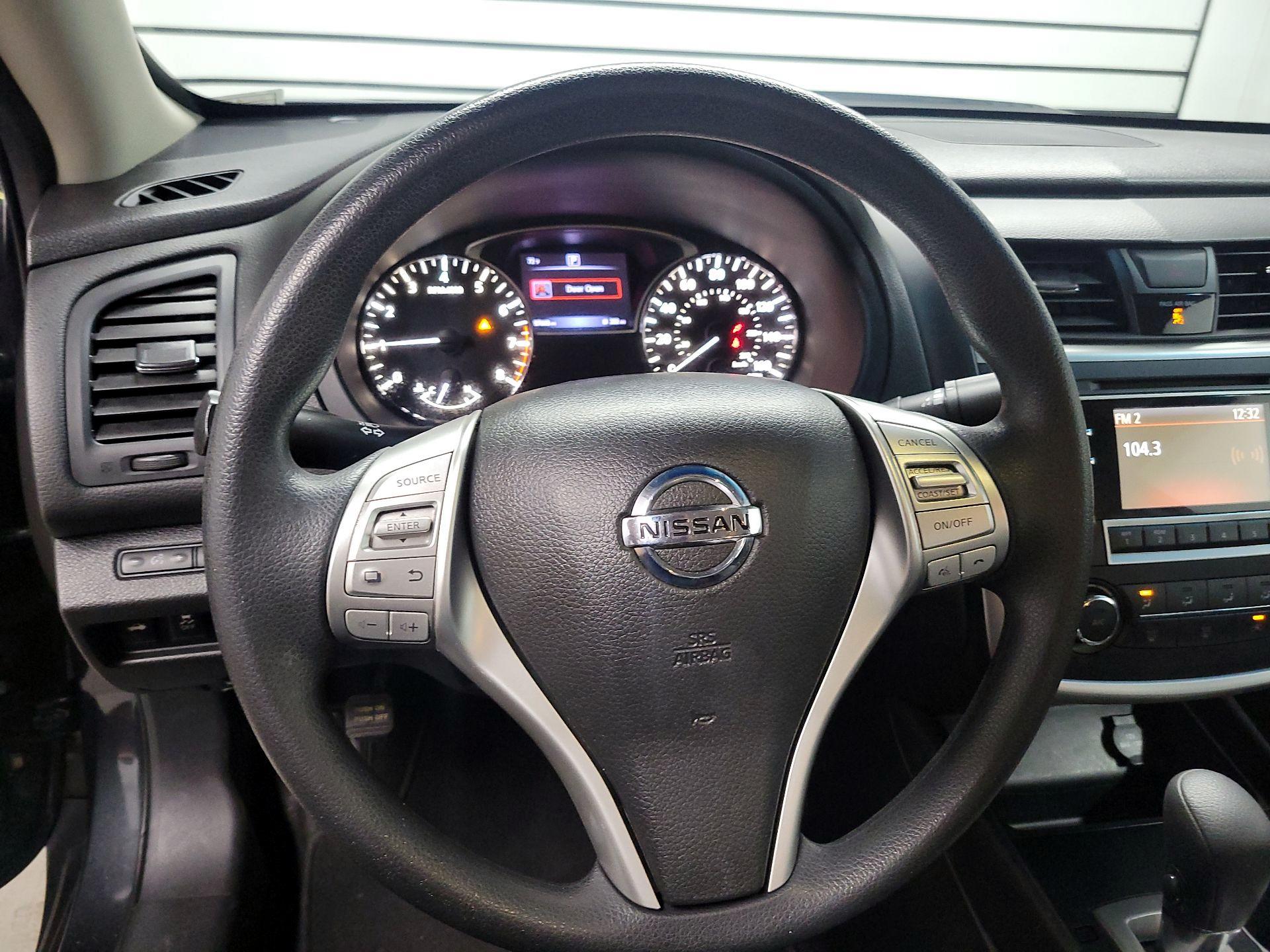 Thumbnail: 2016 Nissan Altima - 10