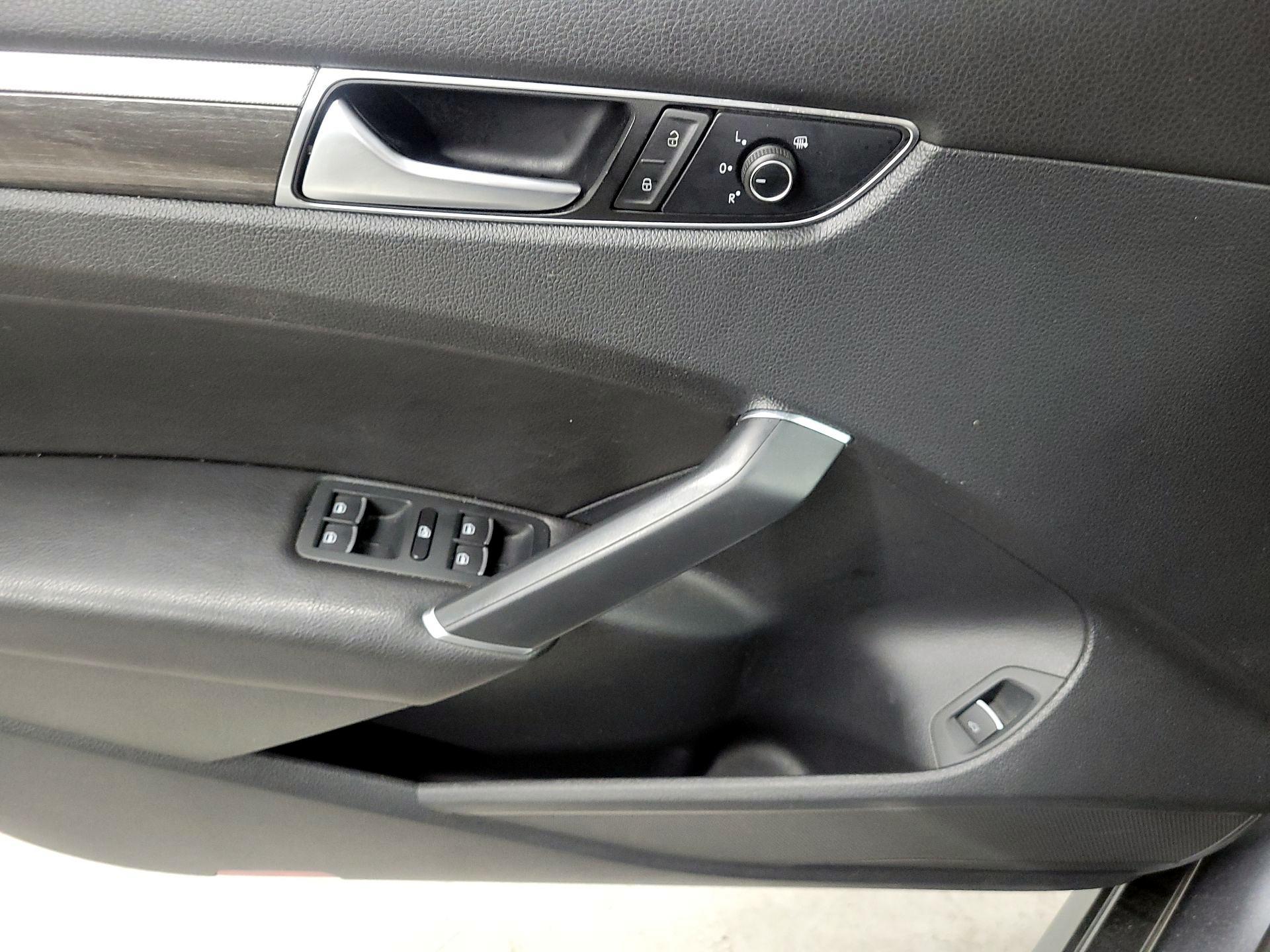 Thumbnail: 2016 Volkswagen Passat - 12