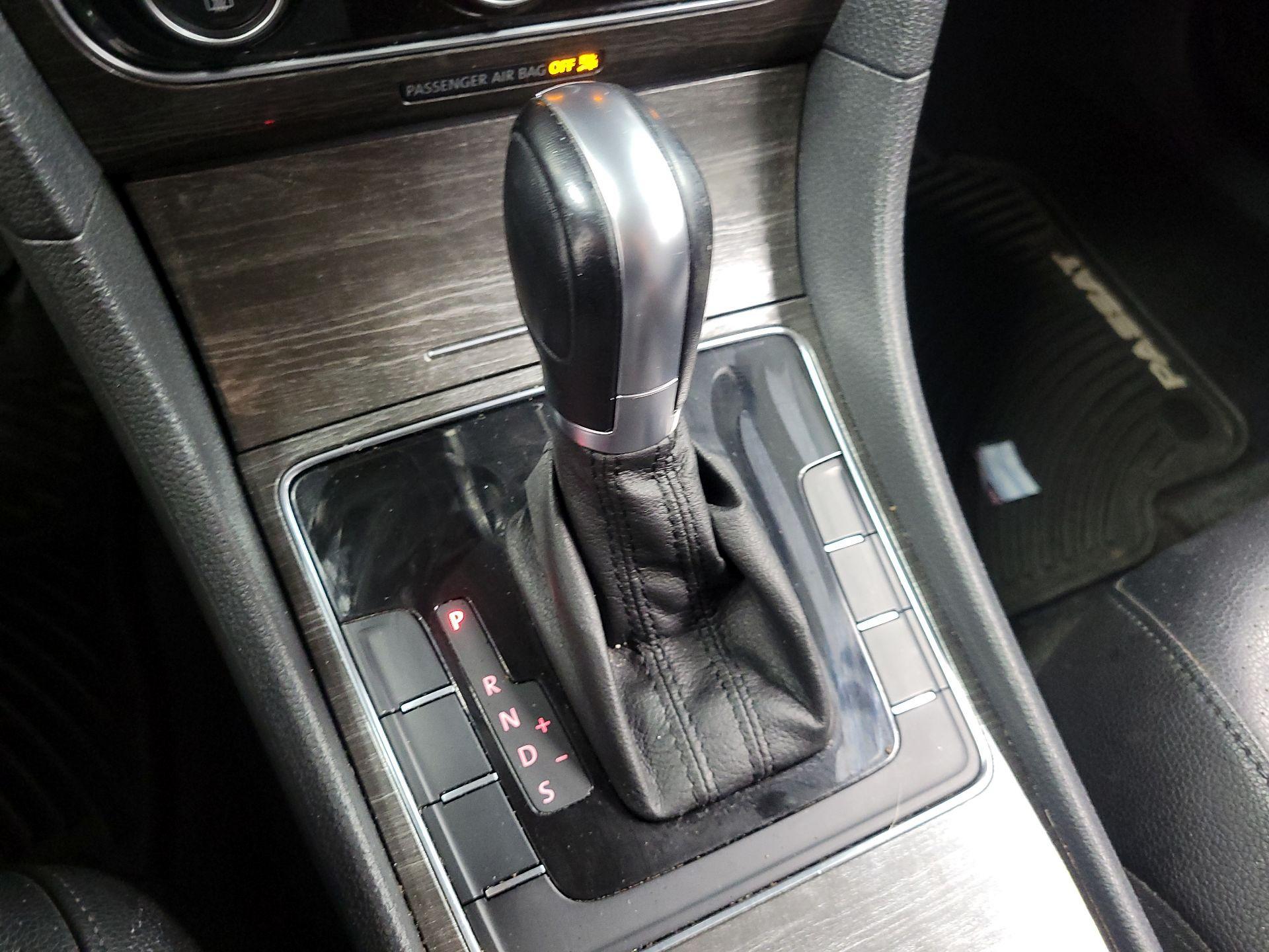 Thumbnail: 2016 Volkswagen Passat - 15