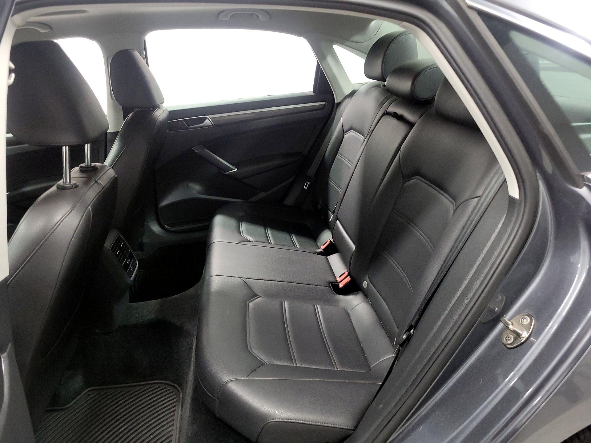 Thumbnail: 2016 Volkswagen Passat - 16