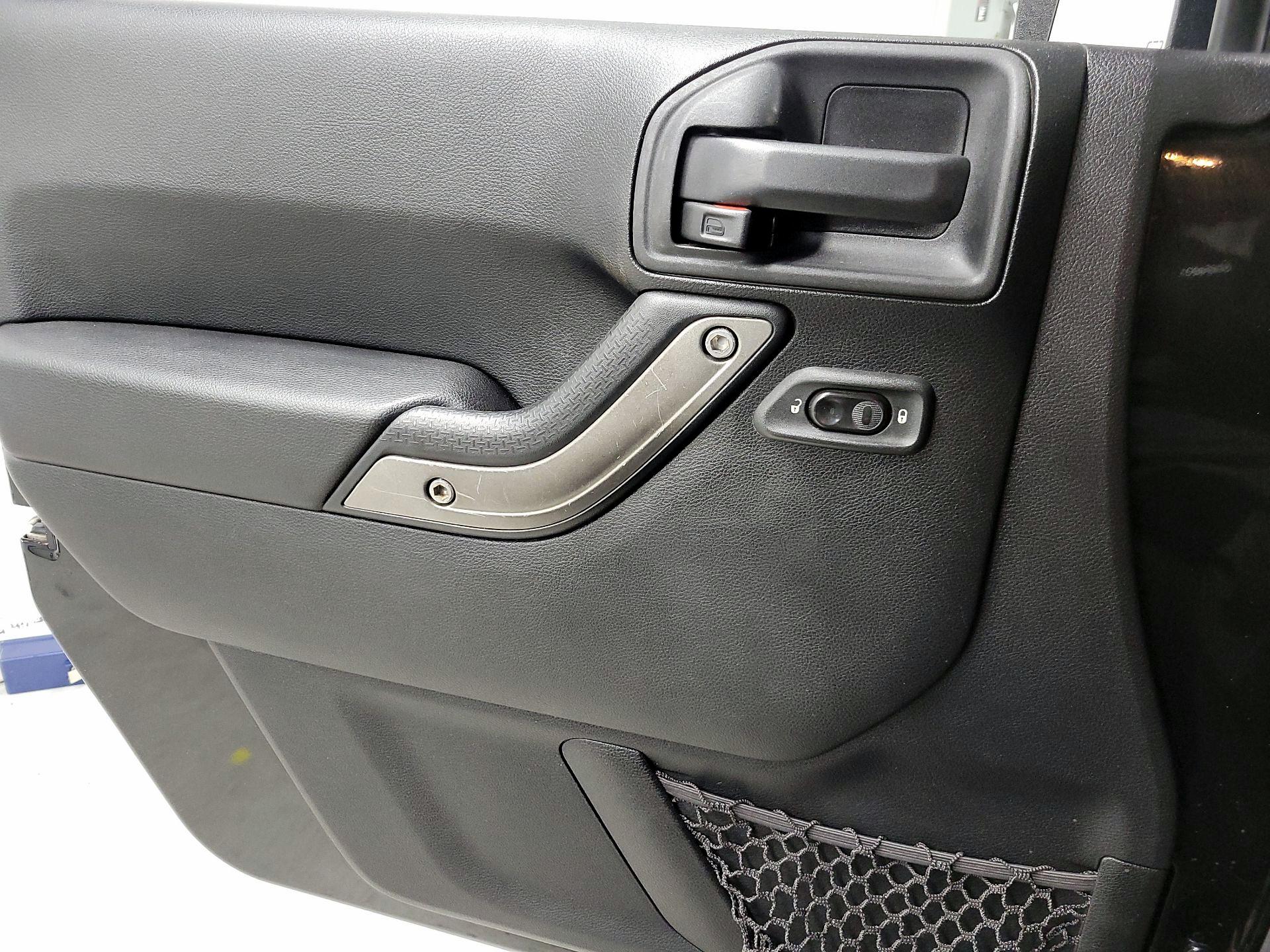 Thumbnail: 2015 Jeep Wrangler - 12