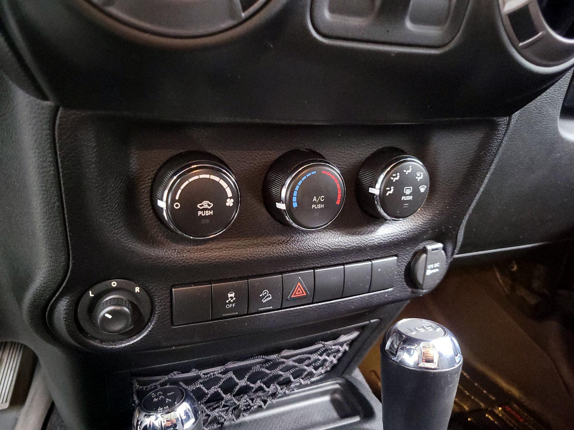 Thumbnail: 2015 Jeep Wrangler - 14