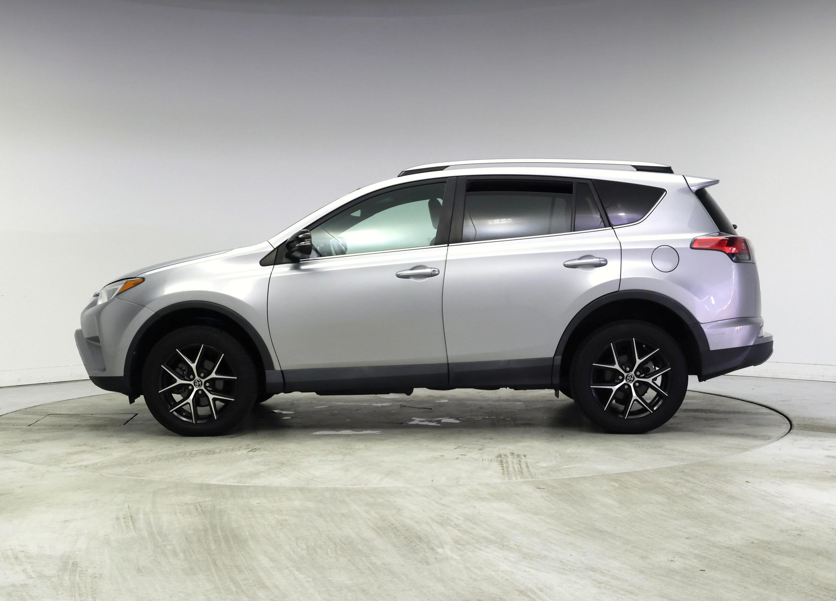Thumbnail: 2018 Toyota RAV4 - 3