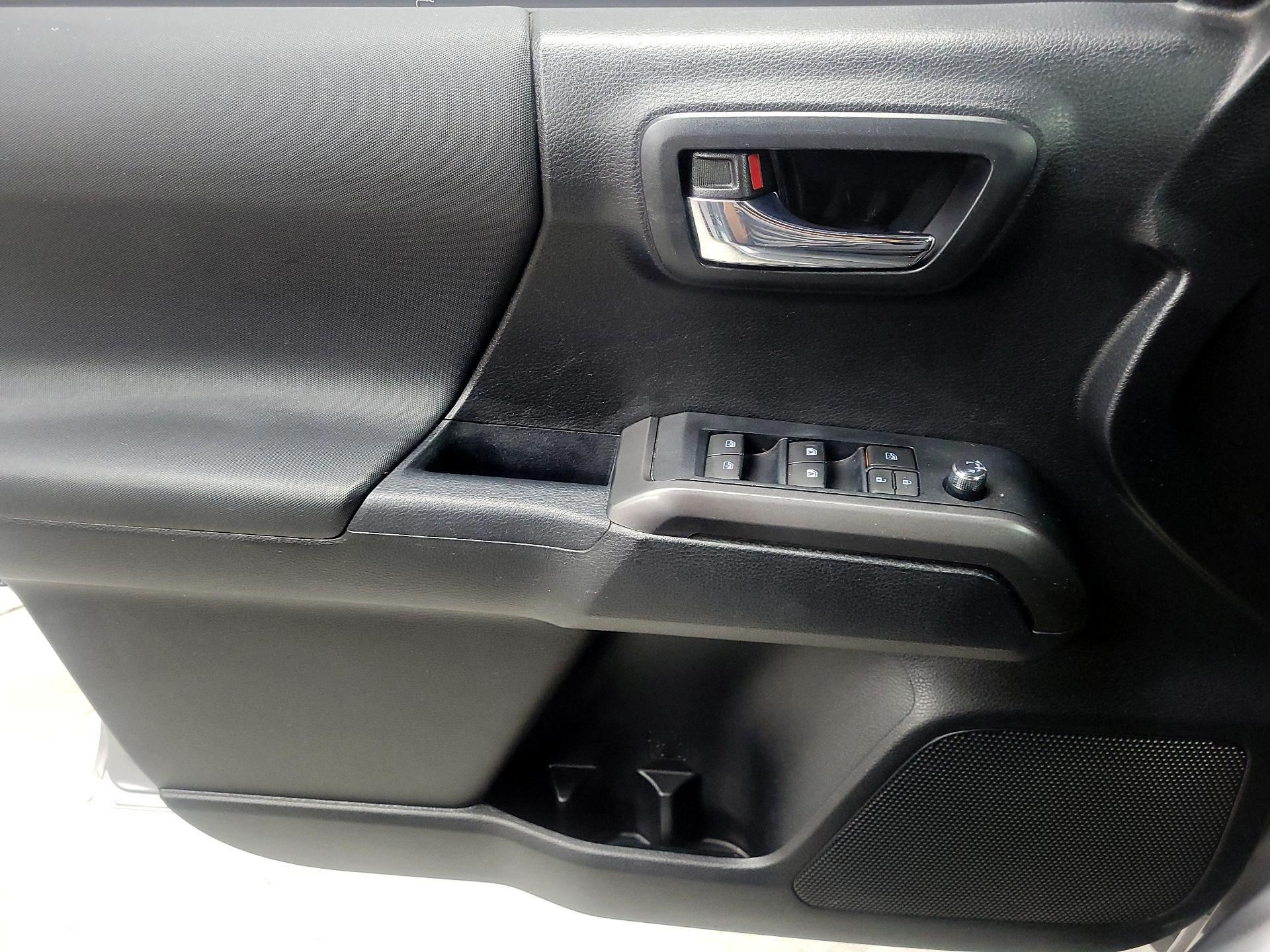 Thumbnail: 2016 Toyota Tacoma - 12
