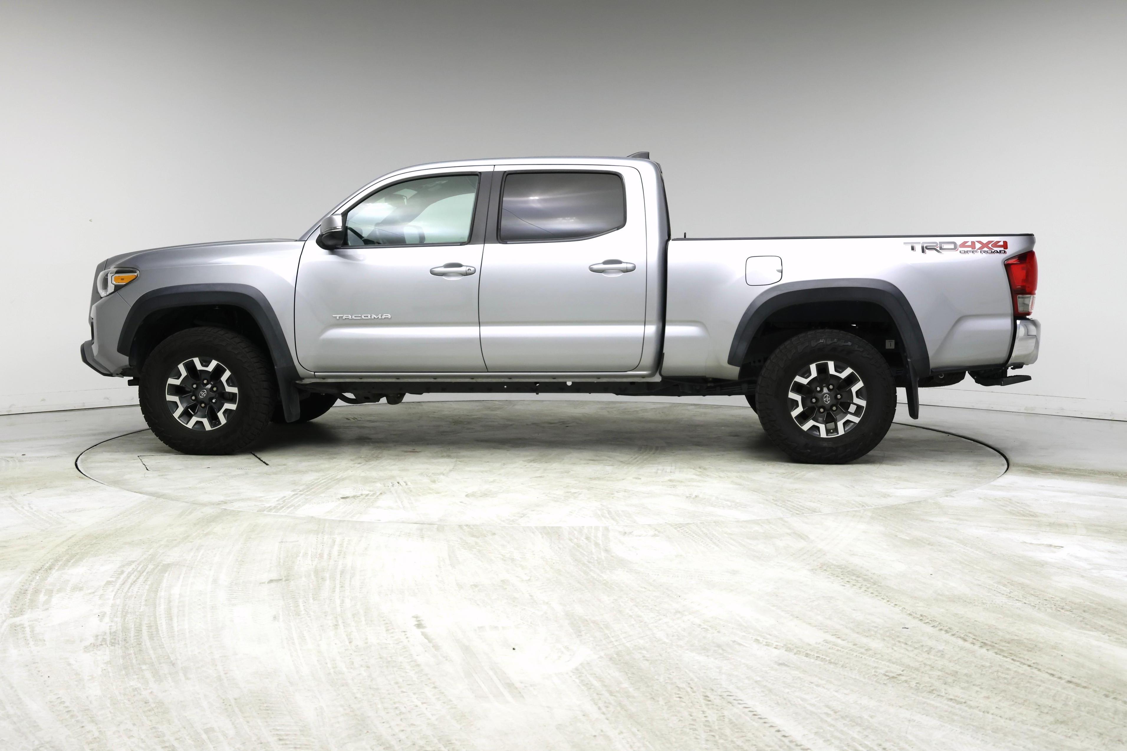 Thumbnail: 2016 Toyota Tacoma - 3