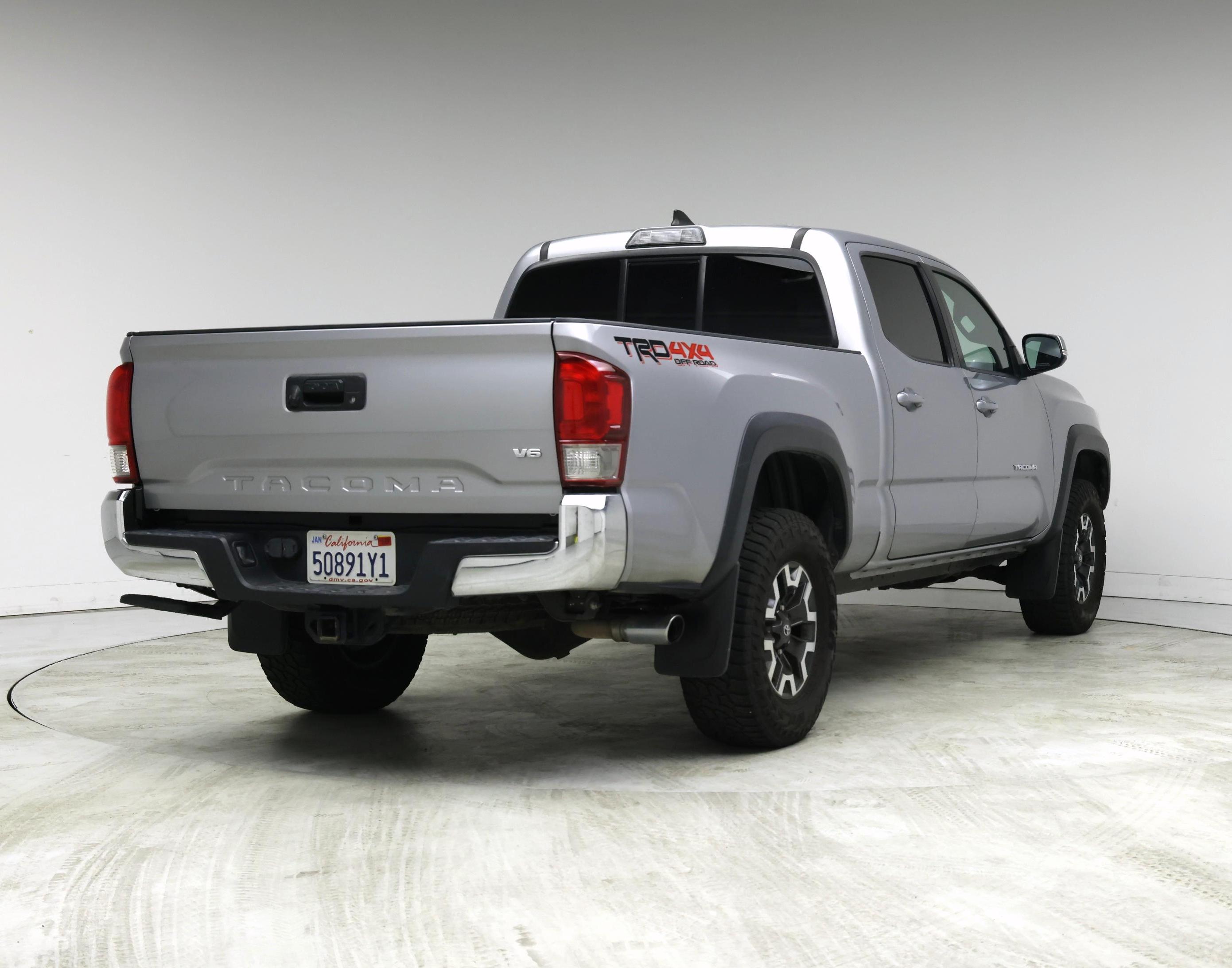 Thumbnail: 2016 Toyota Tacoma - 8