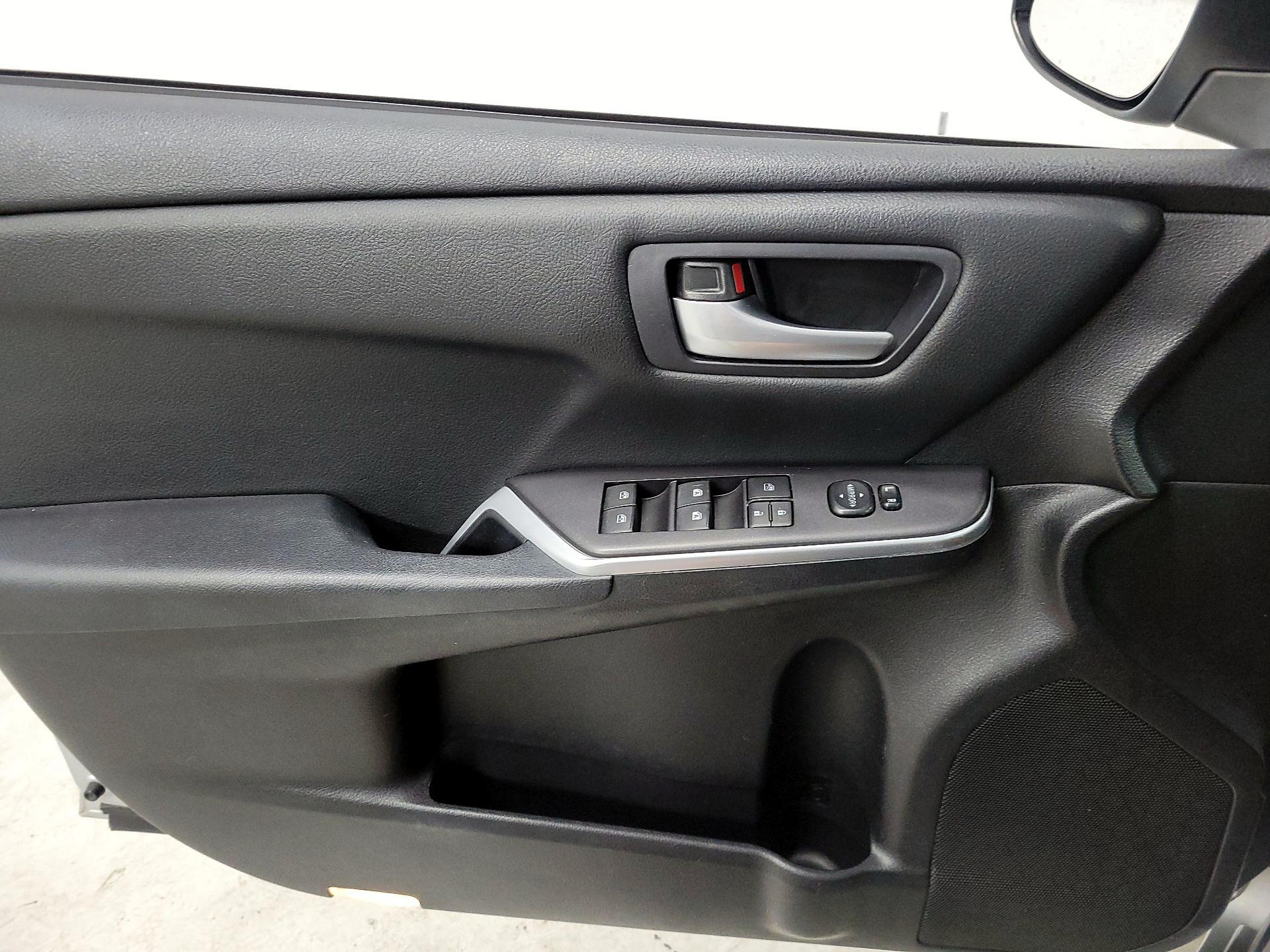 Thumbnail: 2016 Toyota Camry - 12