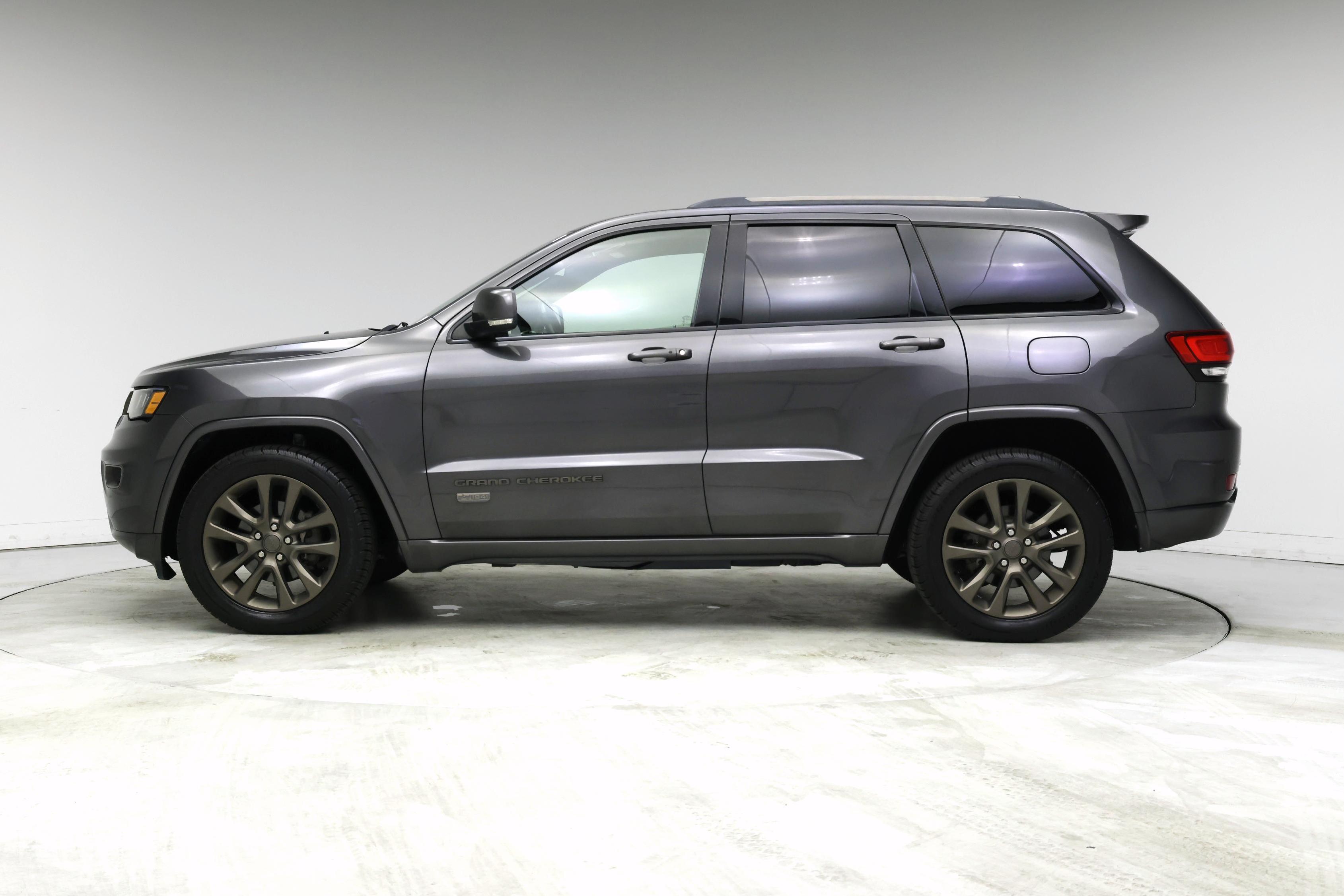 Thumbnail: 2017 Jeep Grand Cherokee - 3