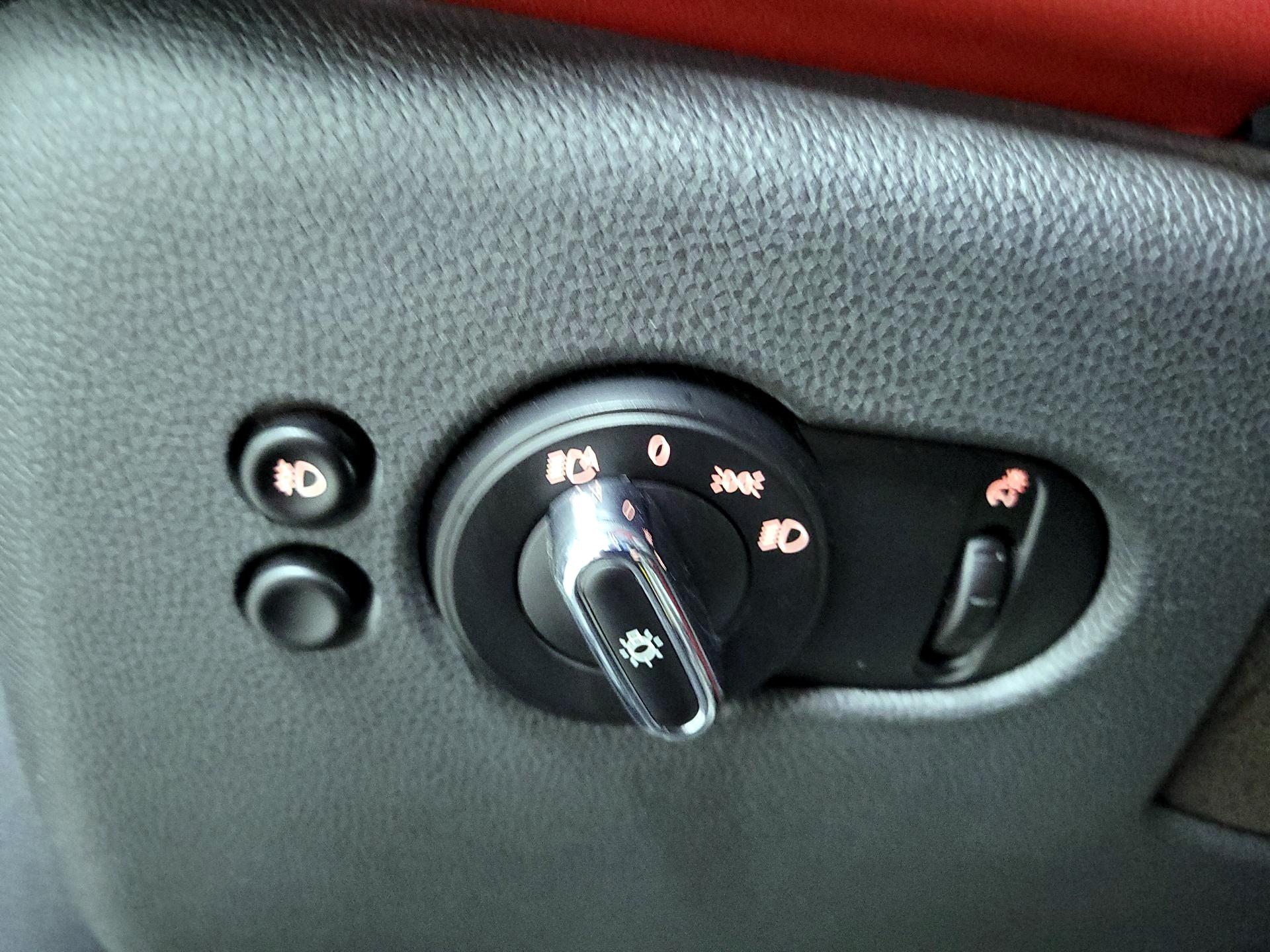 Thumbnail: 2015 MINI Cooper Hardtop - 11