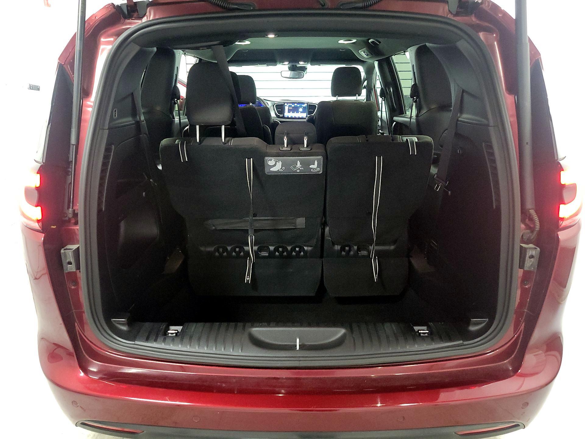 Thumbnail: 2021 Chrysler Pacifica - 18