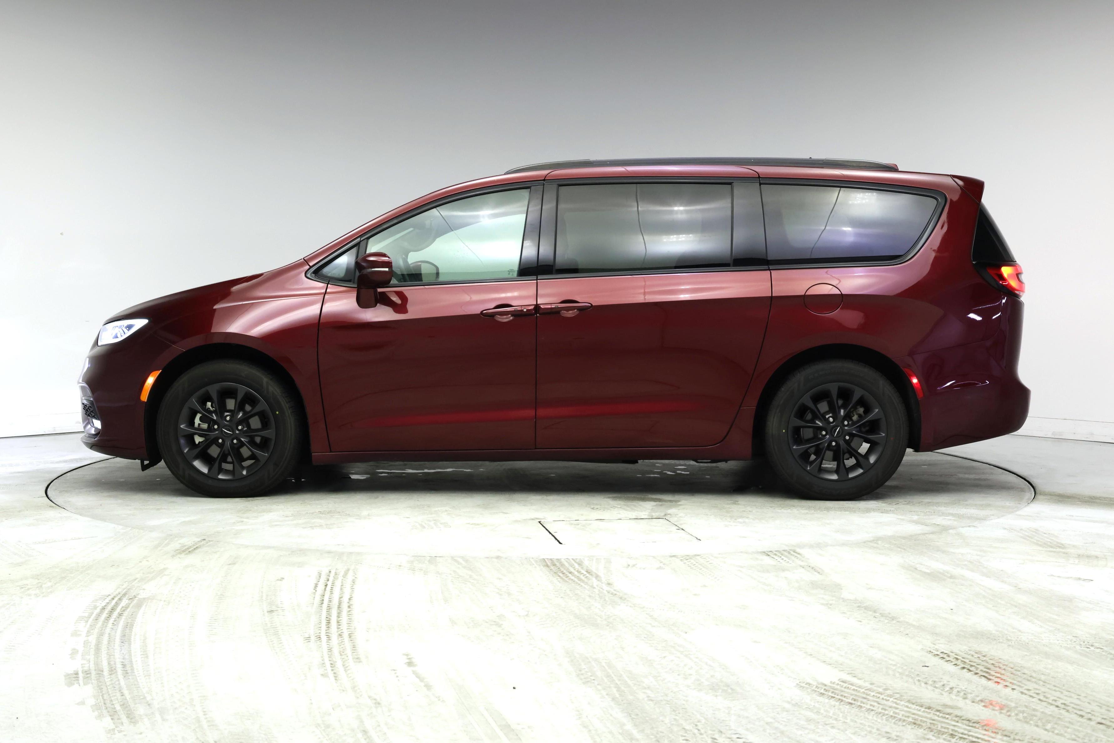 Thumbnail: 2021 Chrysler Pacifica - 3