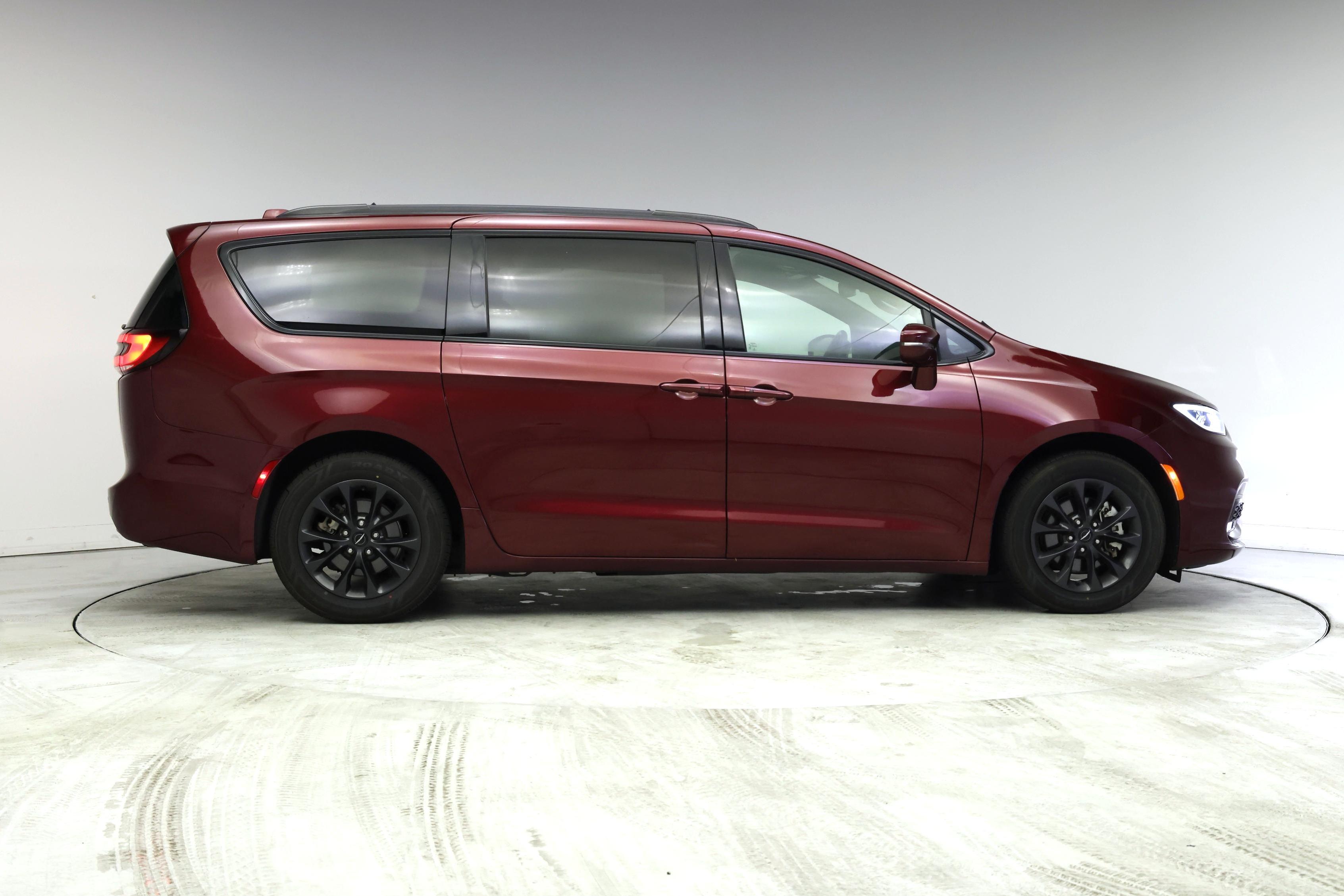 Thumbnail: 2021 Chrysler Pacifica - 7