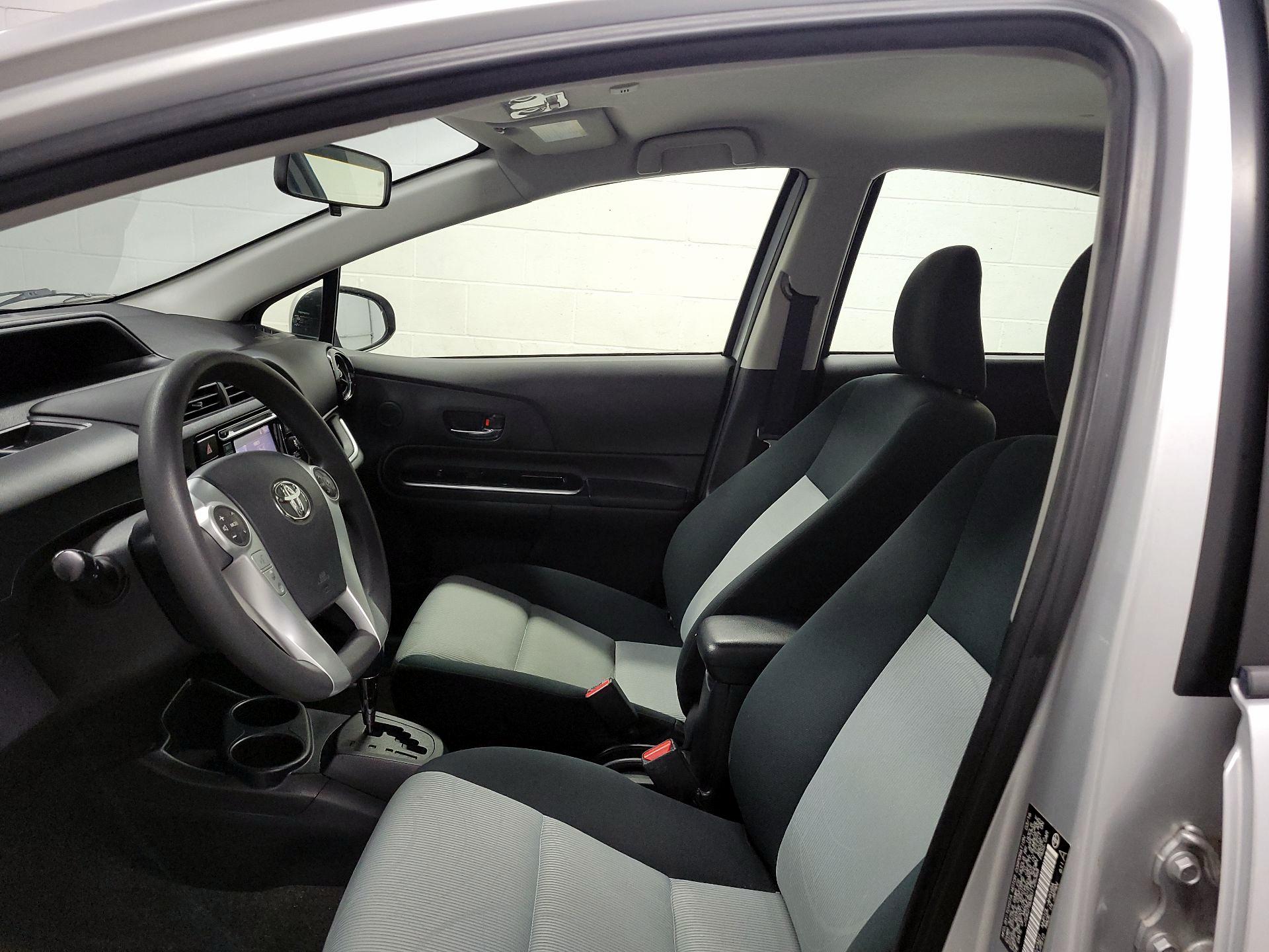 Thumbnail: 2016 Toyota Prius c - 11