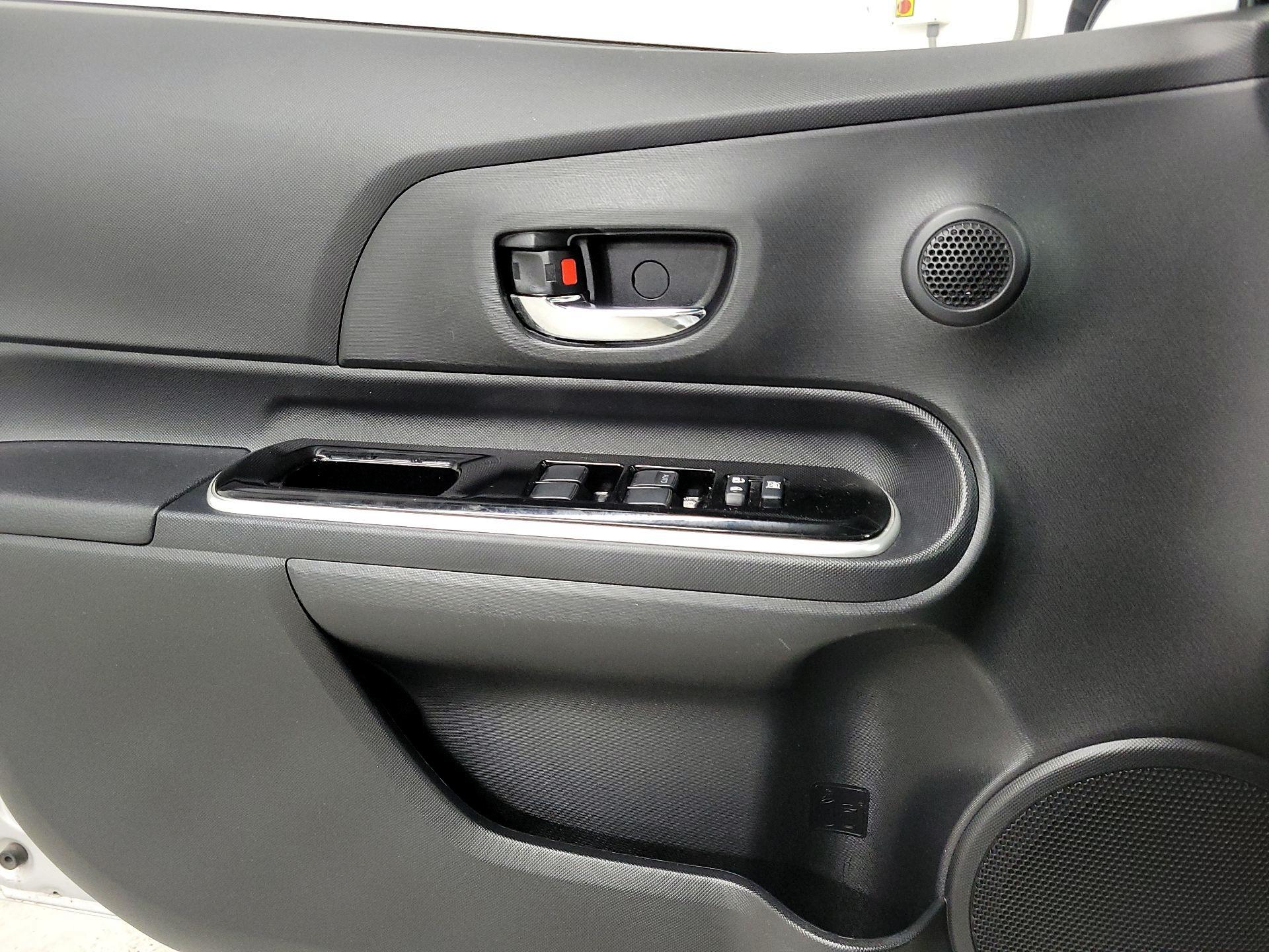 Thumbnail: 2016 Toyota Prius c - 12