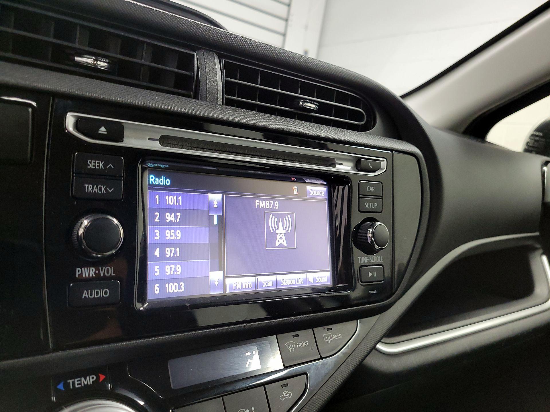 Thumbnail: 2016 Toyota Prius c - 14