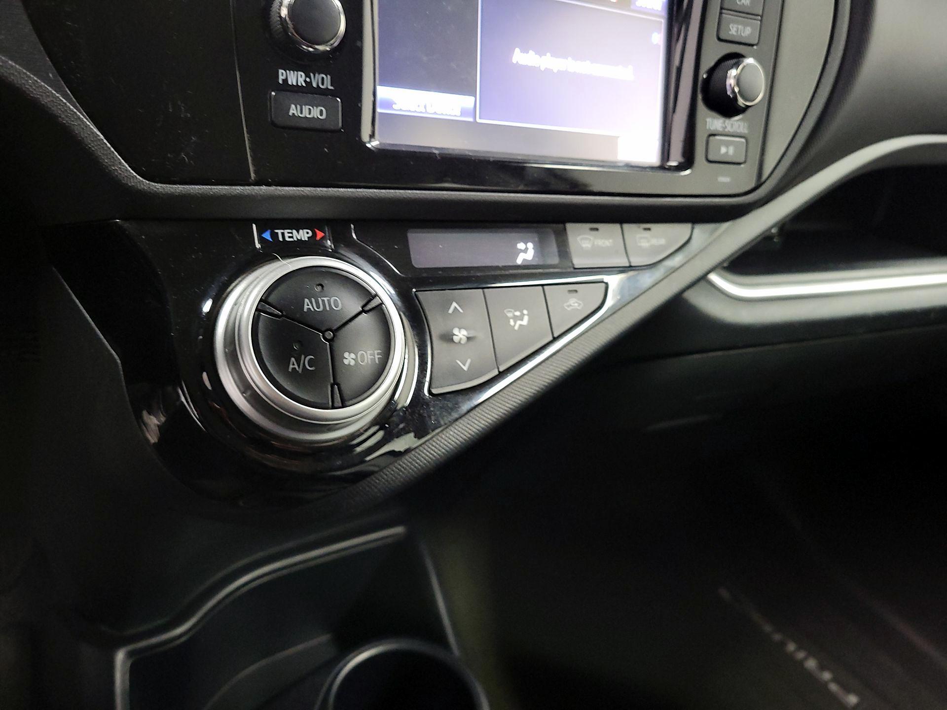Thumbnail: 2016 Toyota Prius c - 15