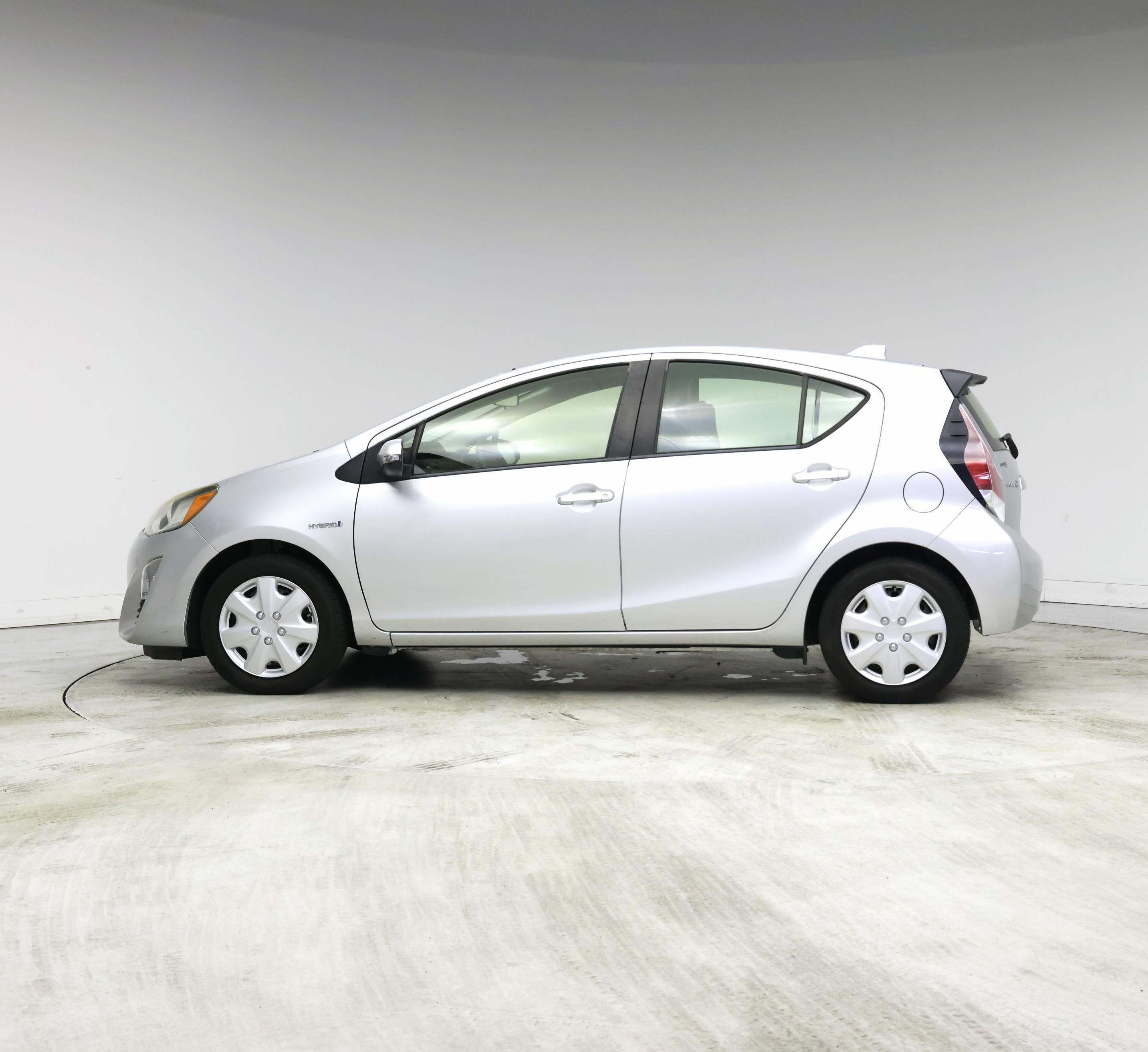 Thumbnail: 2016 Toyota Prius c - 3
