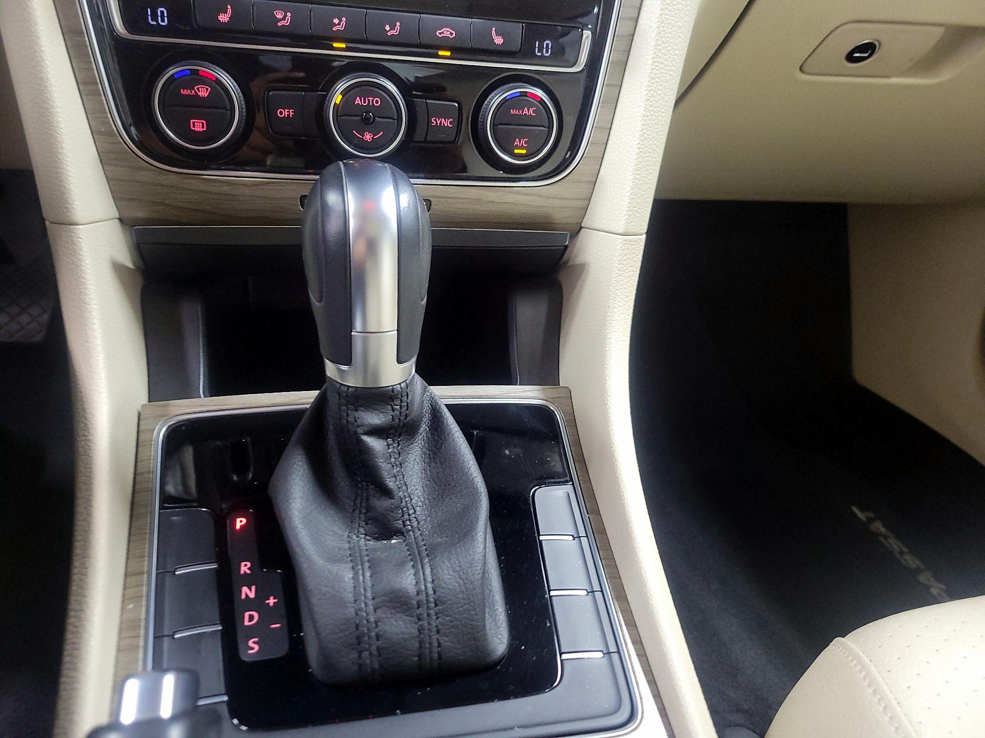 Thumbnail: 2016 Volkswagen Passat - 17