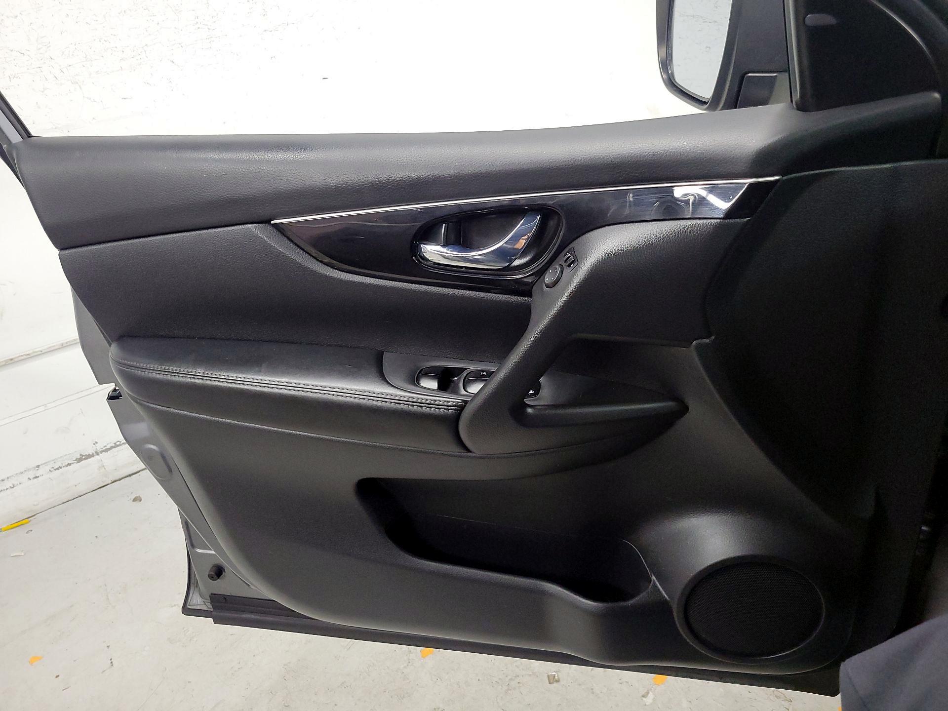 Thumbnail: 2018 Nissan Rogue Sport - 12