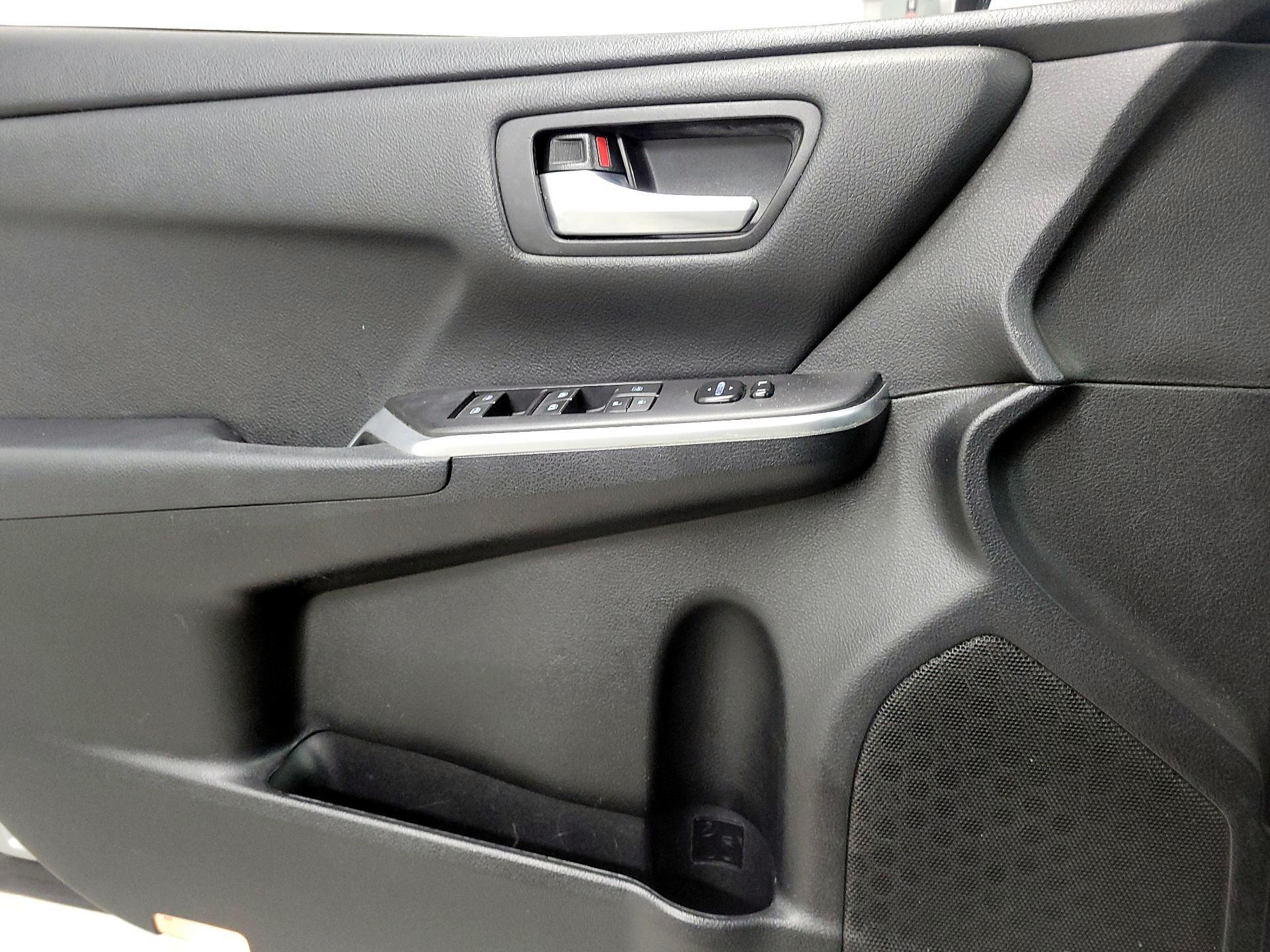 Thumbnail: 2015 Toyota Camry - 12