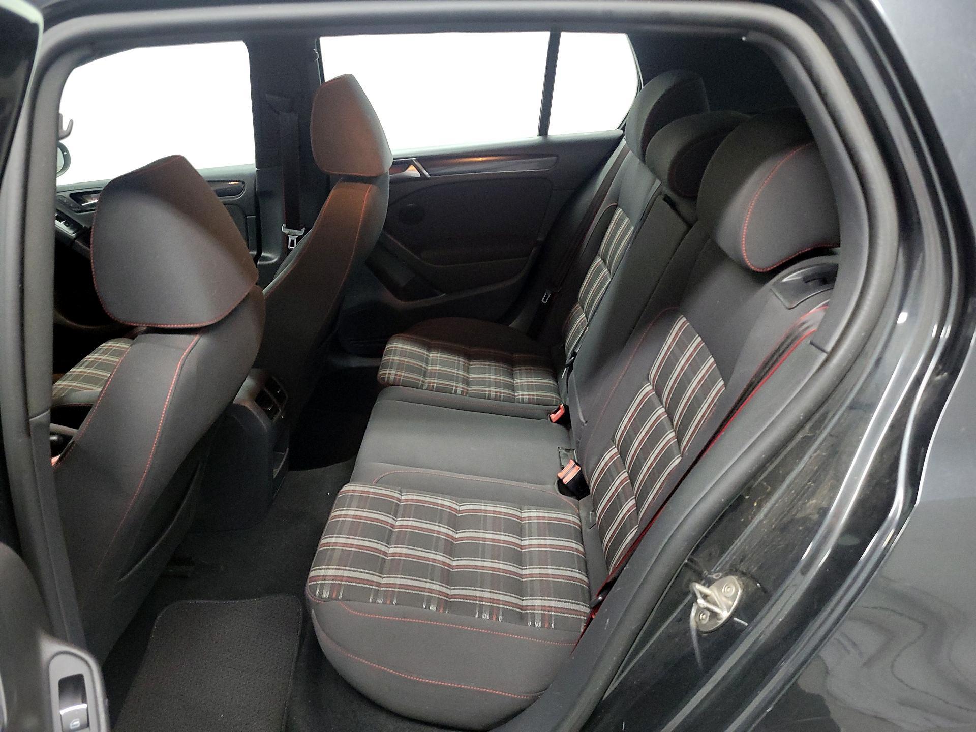 Thumbnail: 2014 Volkswagen Golf - 17