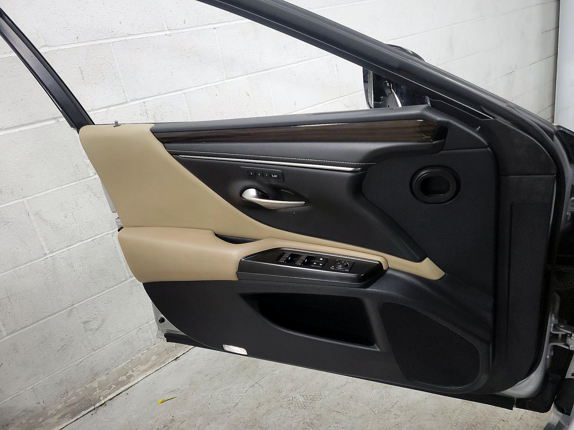 Thumbnail: 2019 Lexus ES - 12