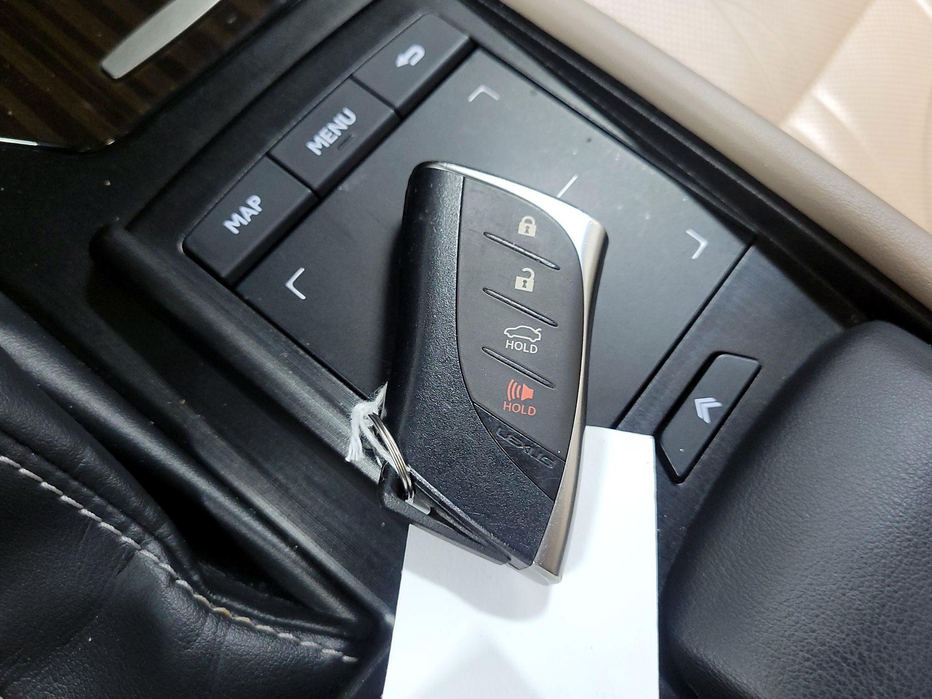 Thumbnail: 2019 Lexus ES - 19