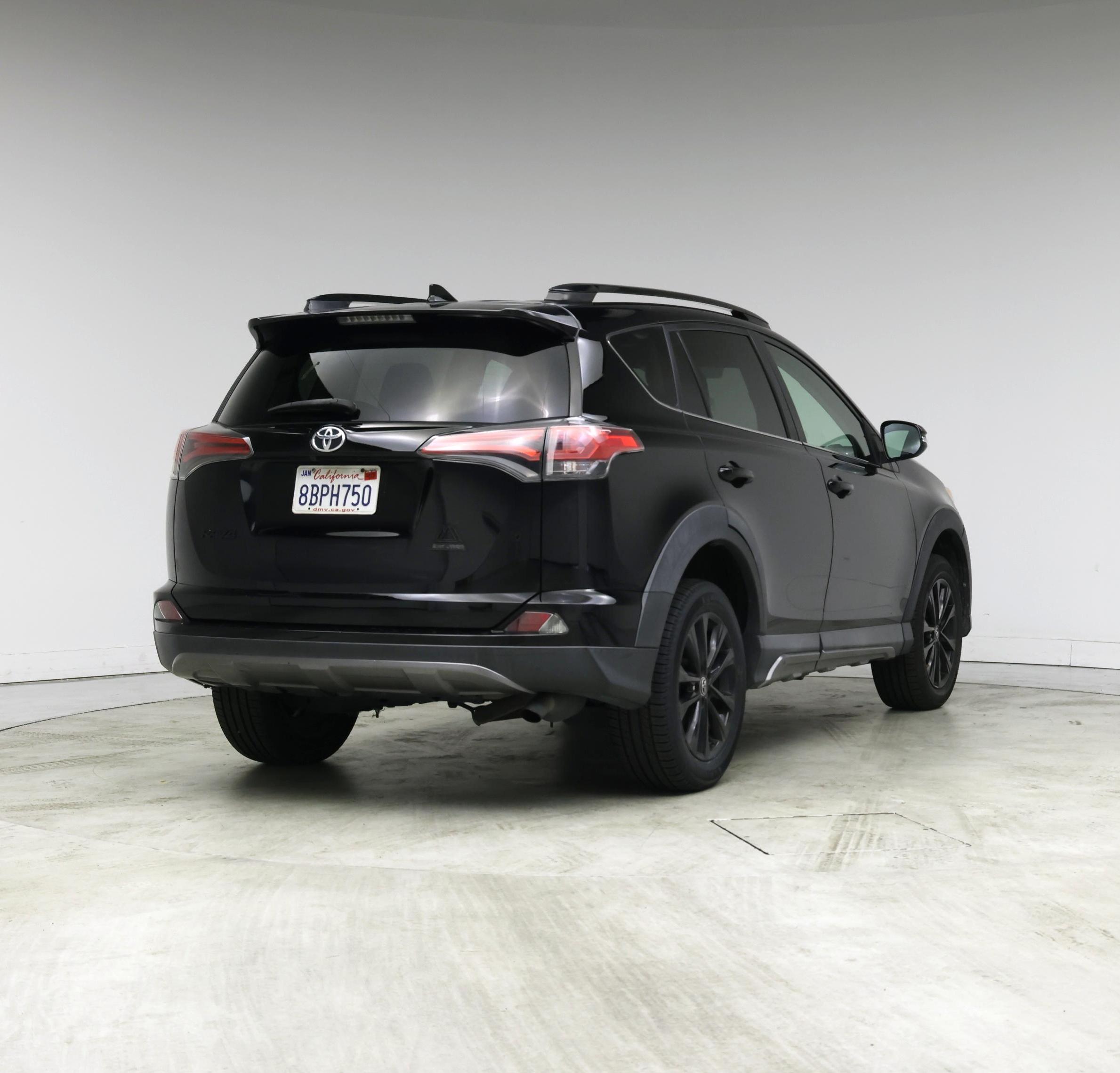 Thumbnail: 2018 Toyota RAV4 - 8