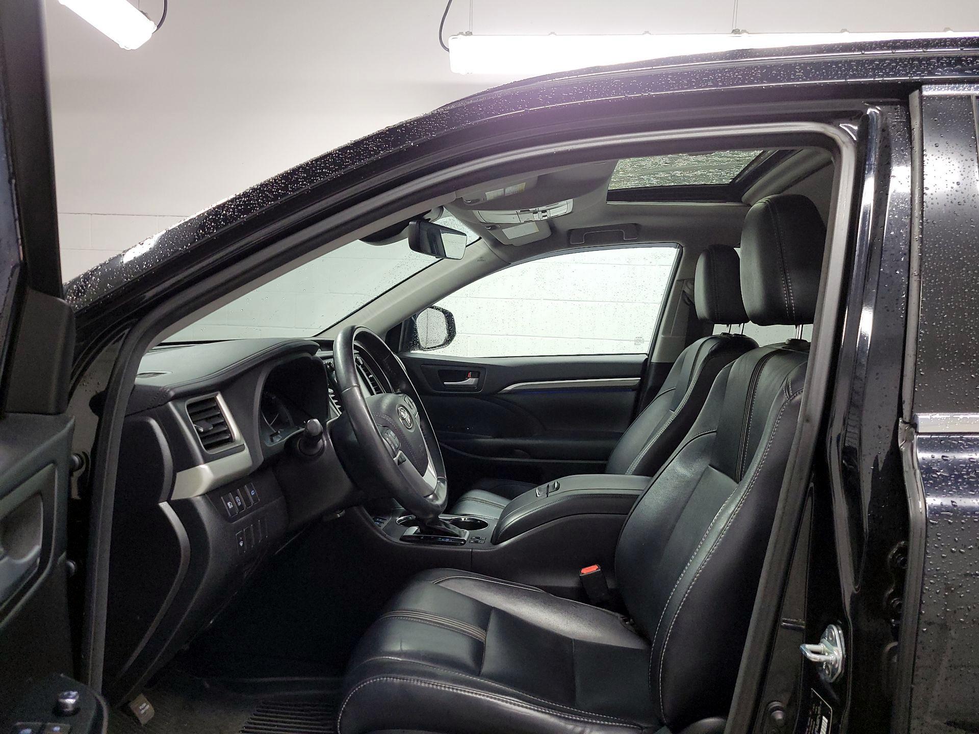 Thumbnail: 2017 Toyota Highlander - 18