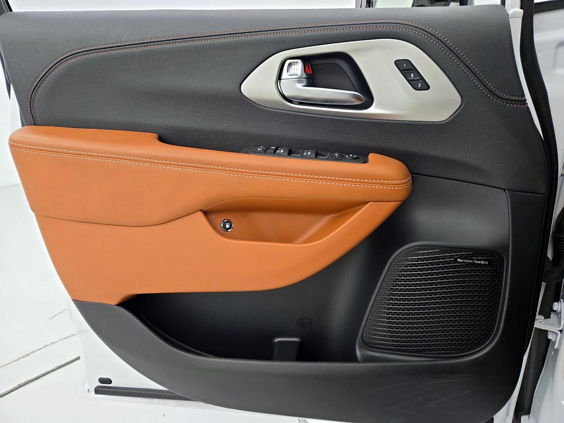 Thumbnail: 2025 Chrysler Pacifica - 12