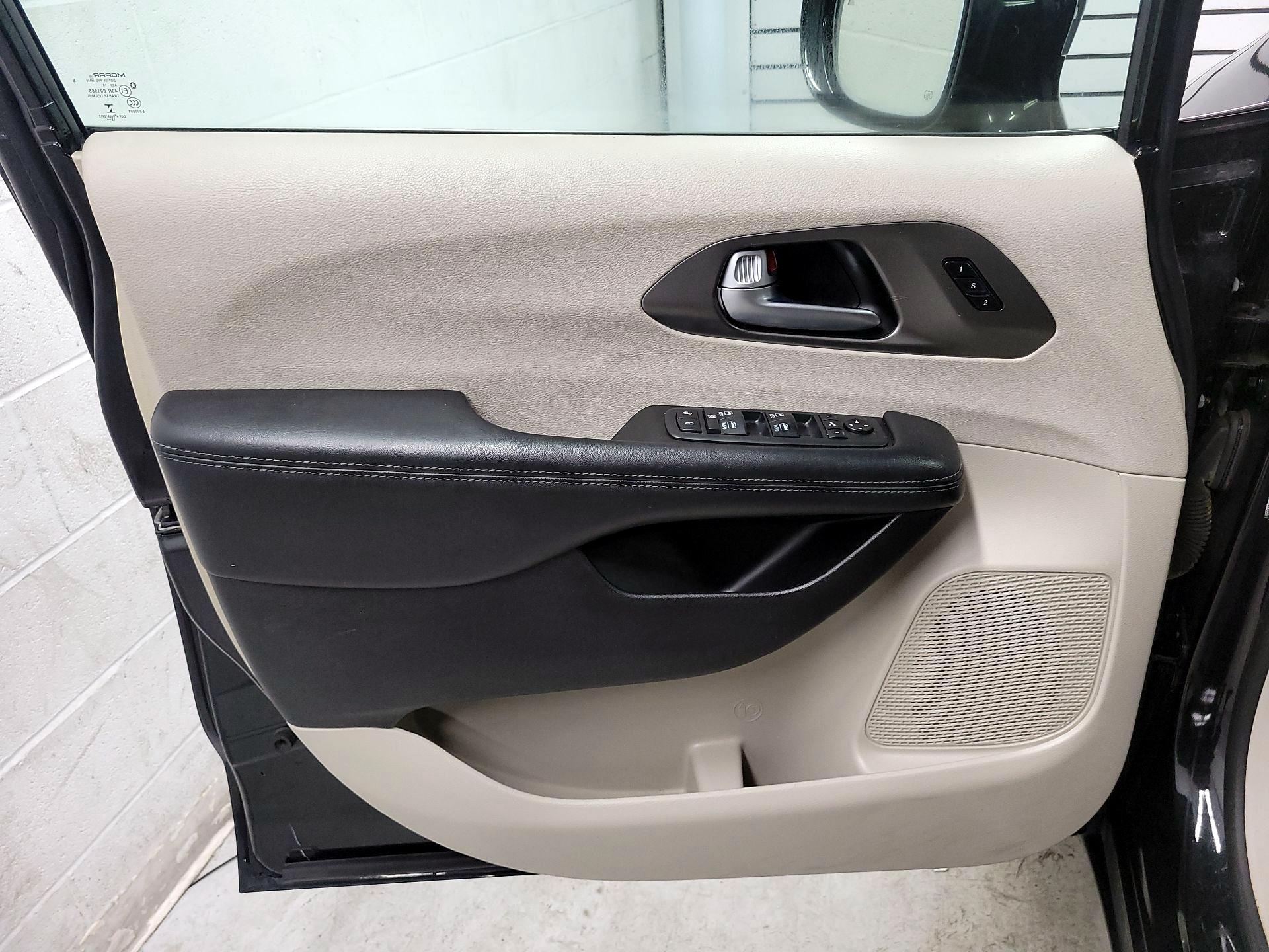 Thumbnail: 2019 Chrysler Pacifica - 12