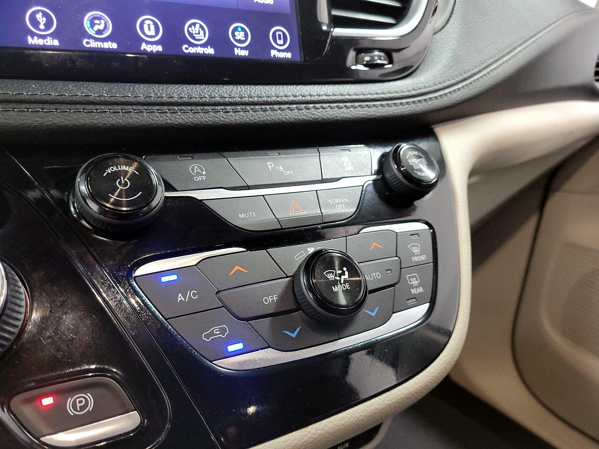 Thumbnail: 2019 Chrysler Pacifica - 16