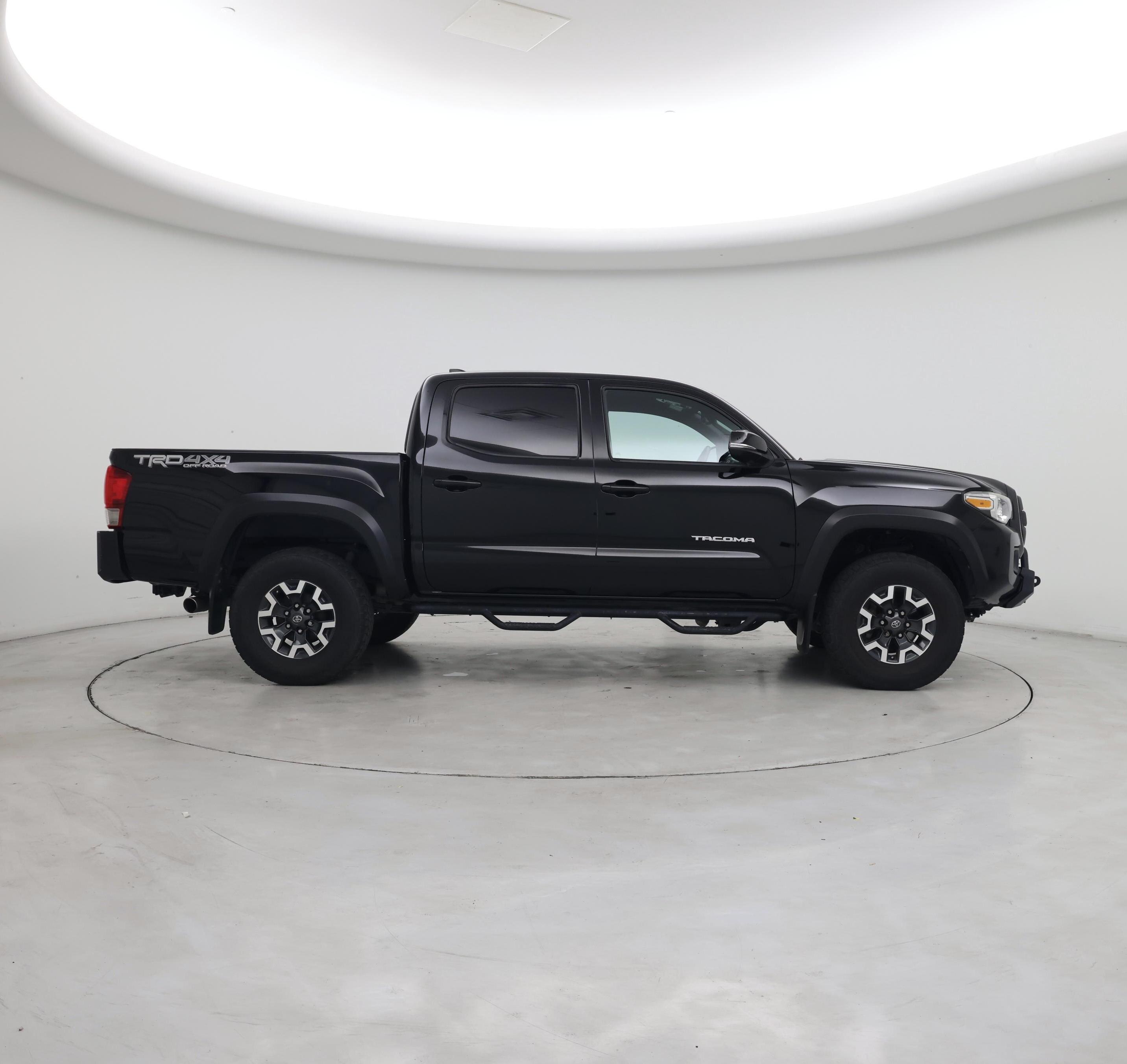 Thumbnail: 2017 Toyota Tacoma - 7