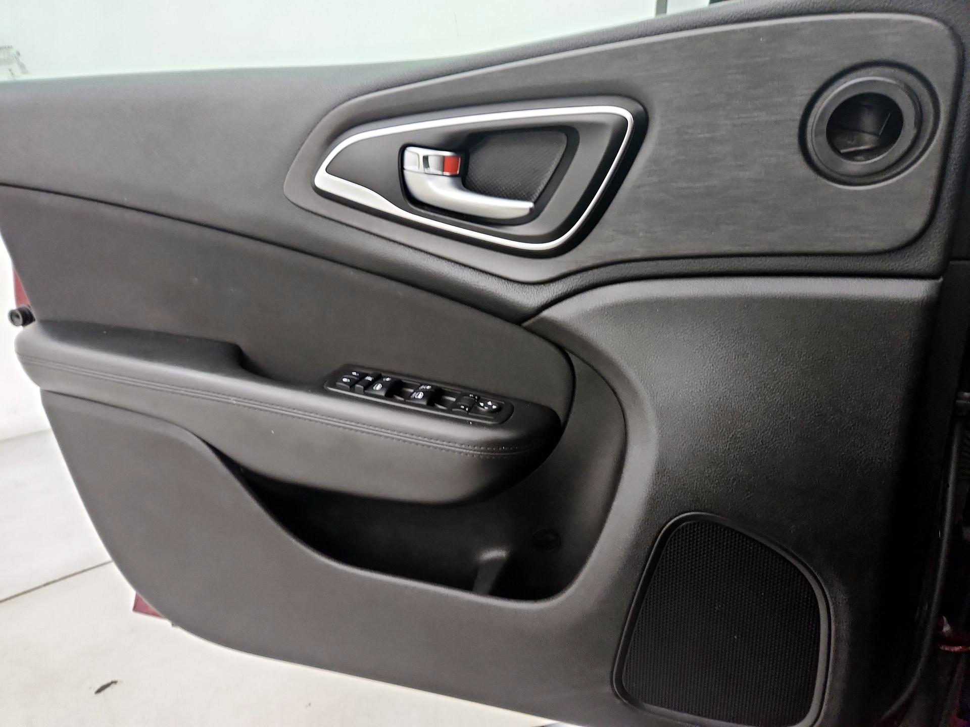 Thumbnail: 2015 Chrysler 200 - 12