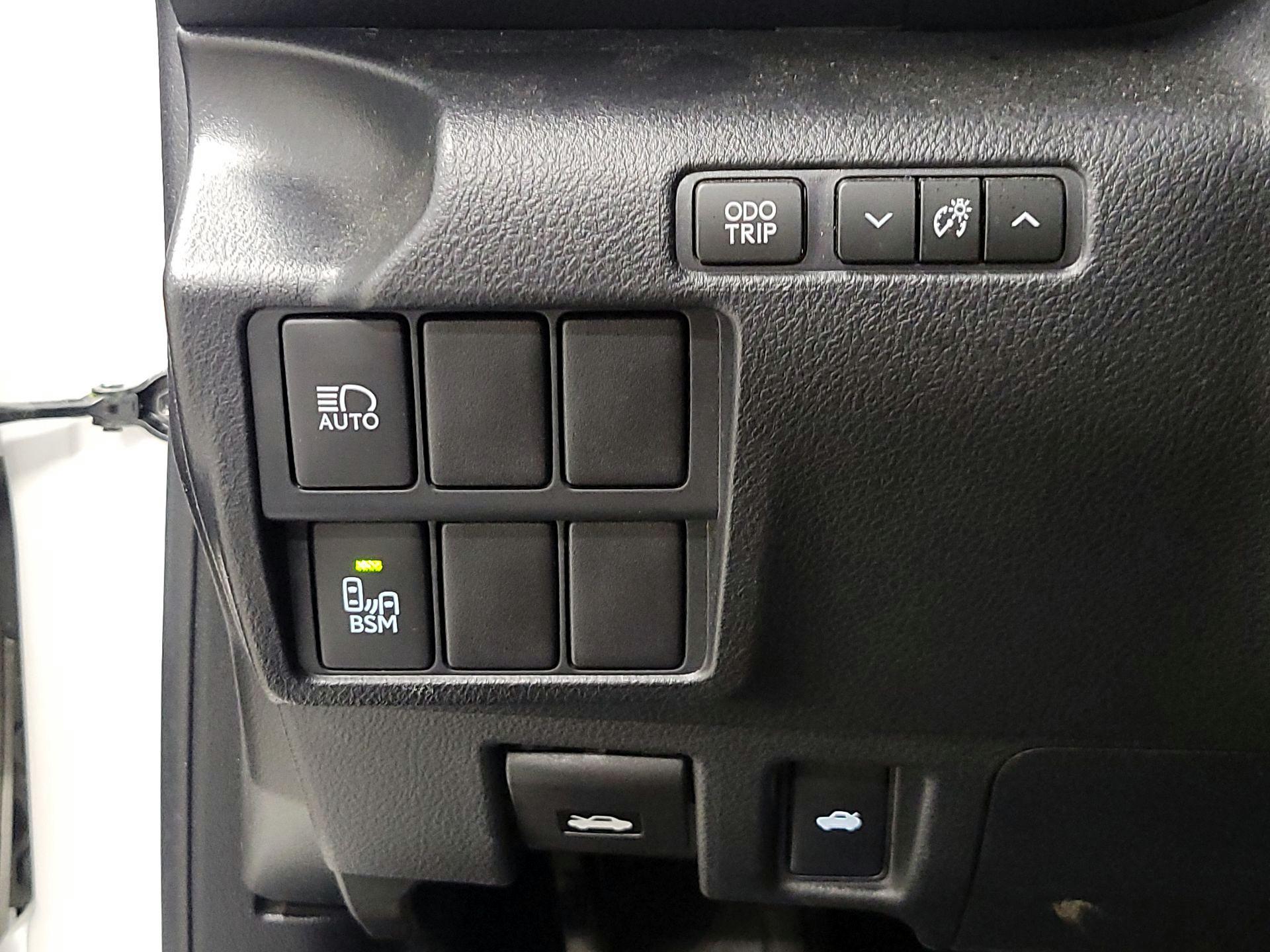 Thumbnail: 2018 Lexus IS - 13