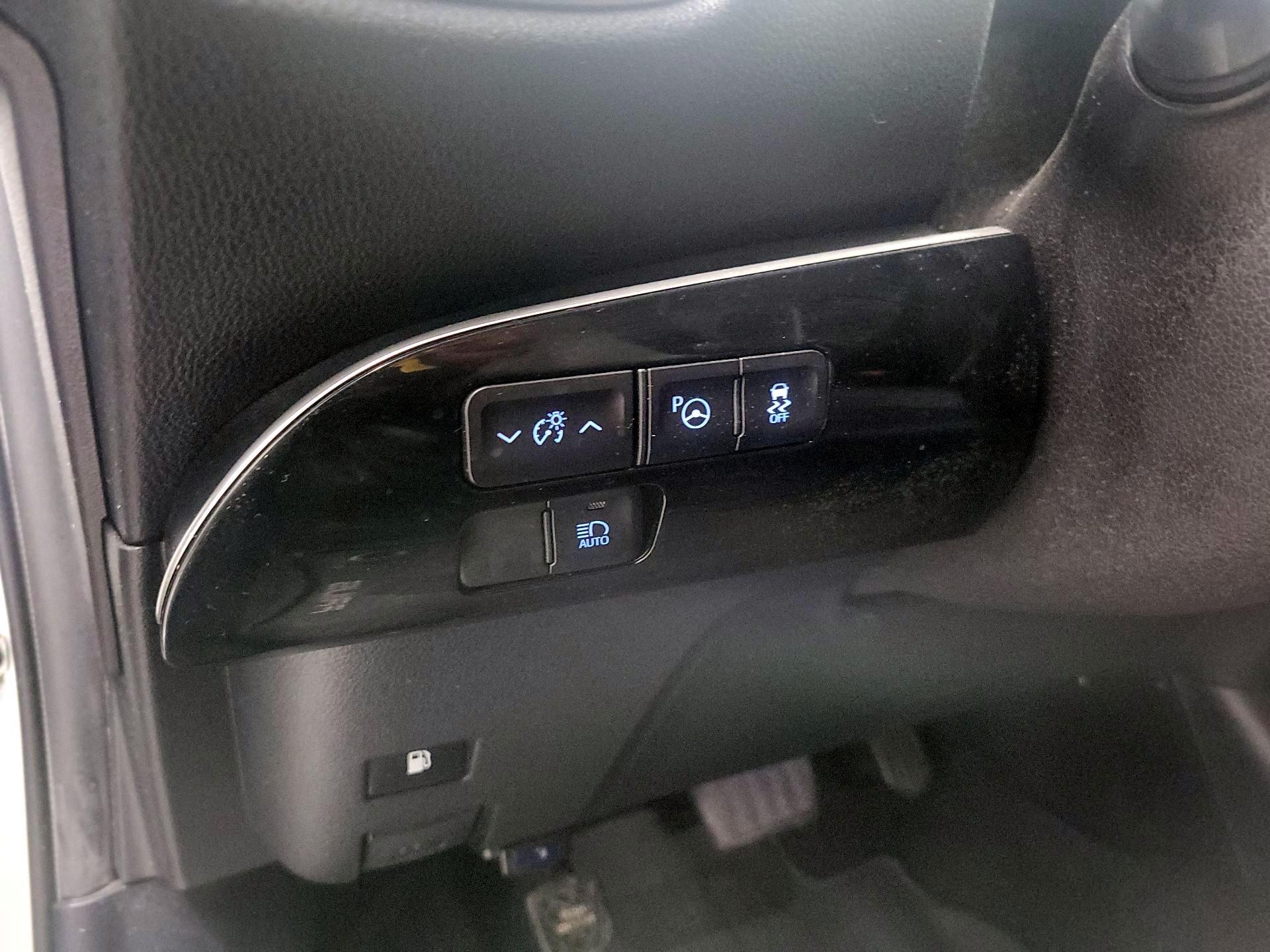 Thumbnail: 2018 Toyota Prius - 13