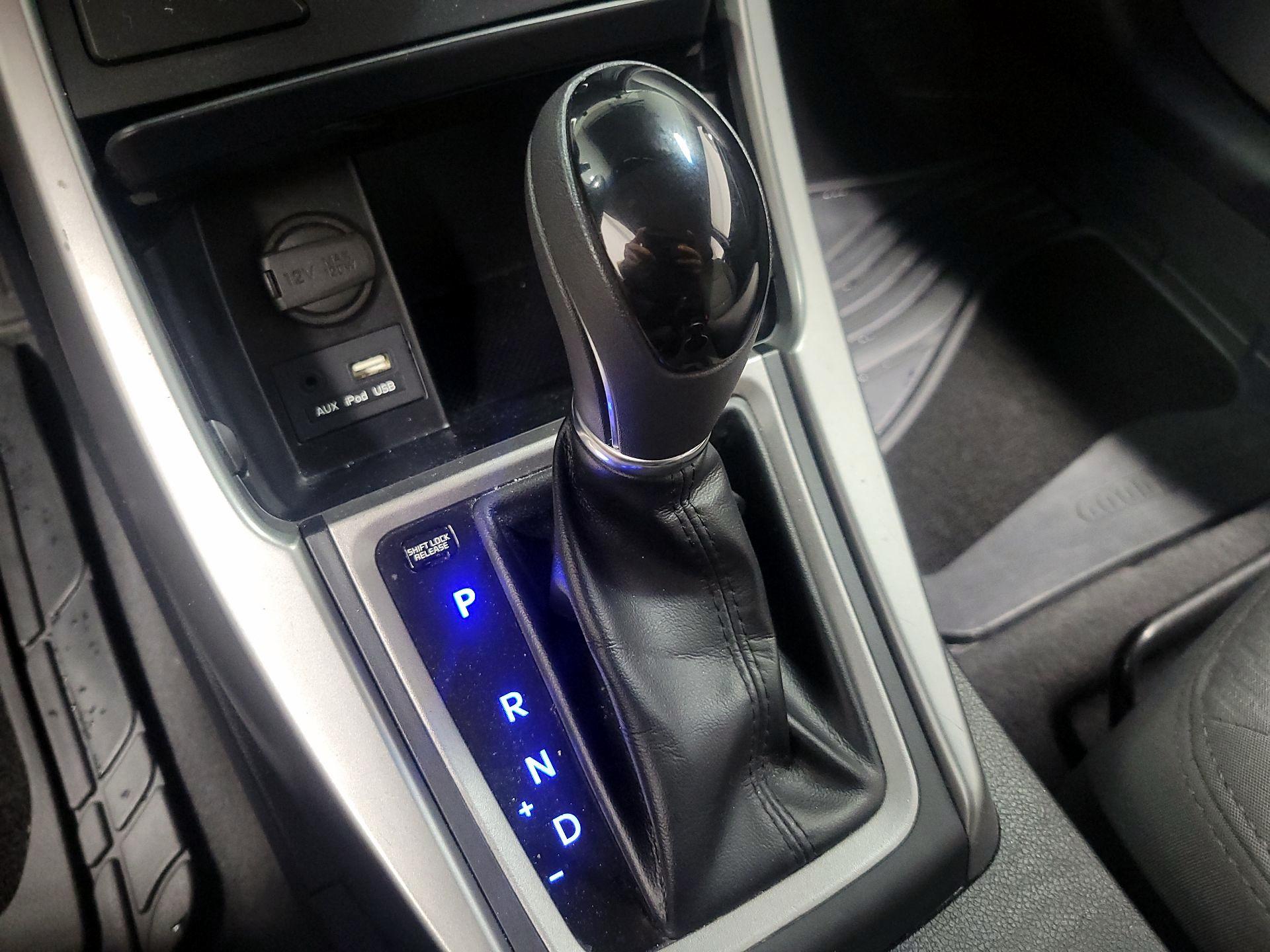 Thumbnail: 2015 Hyundai Elantra - 15