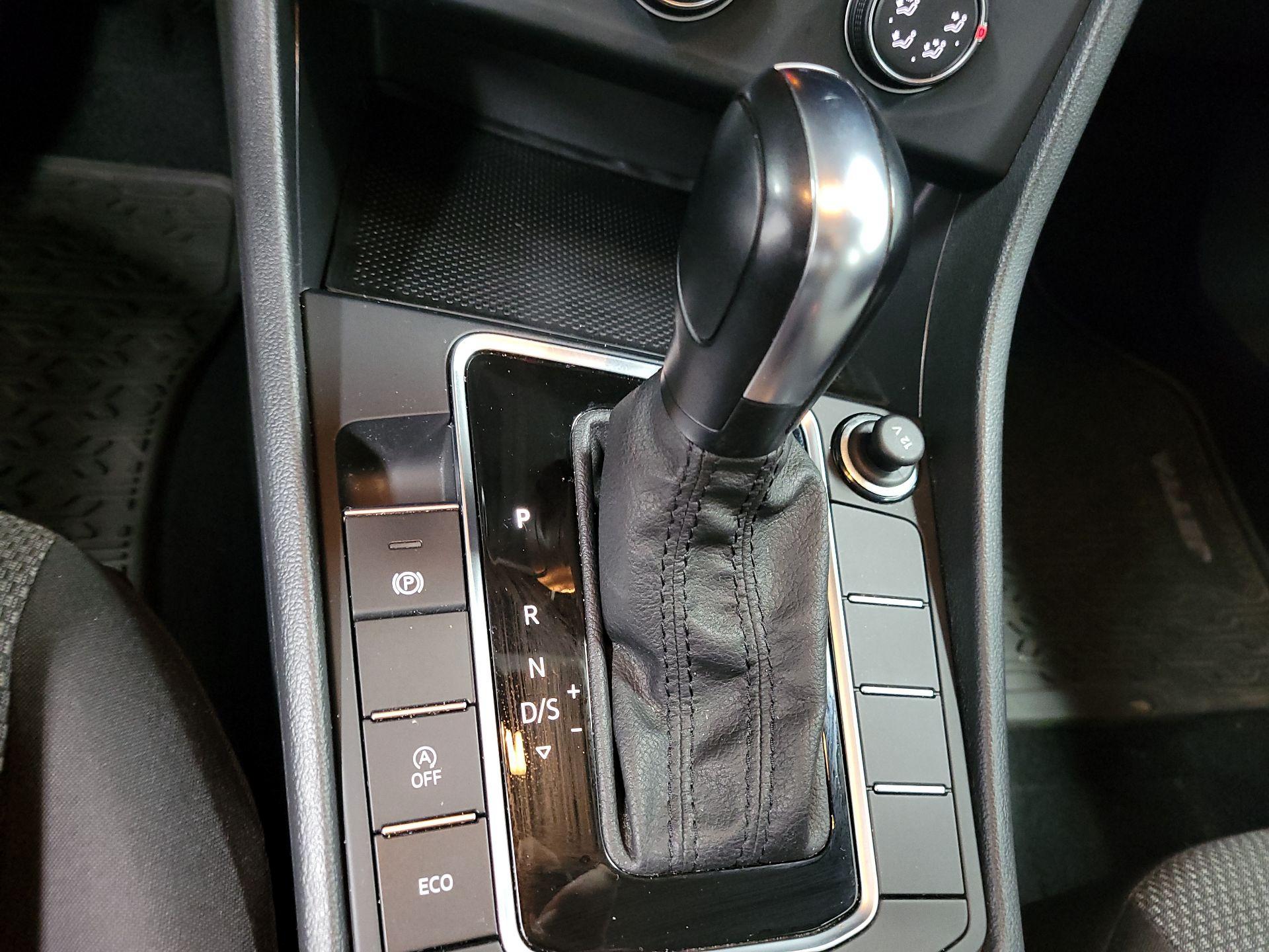 Thumbnail: 2019 Volkswagen Jetta - 16