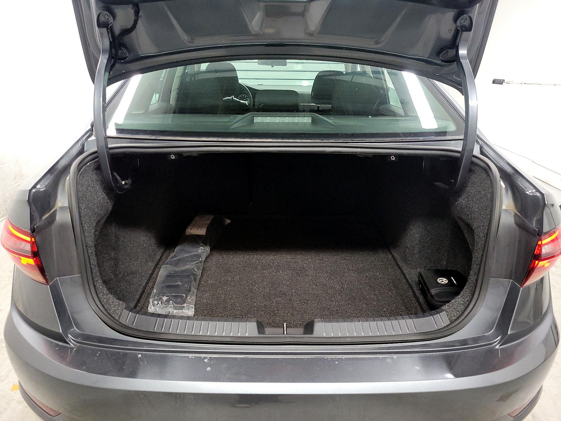 Thumbnail: 2019 Volkswagen Jetta - 18