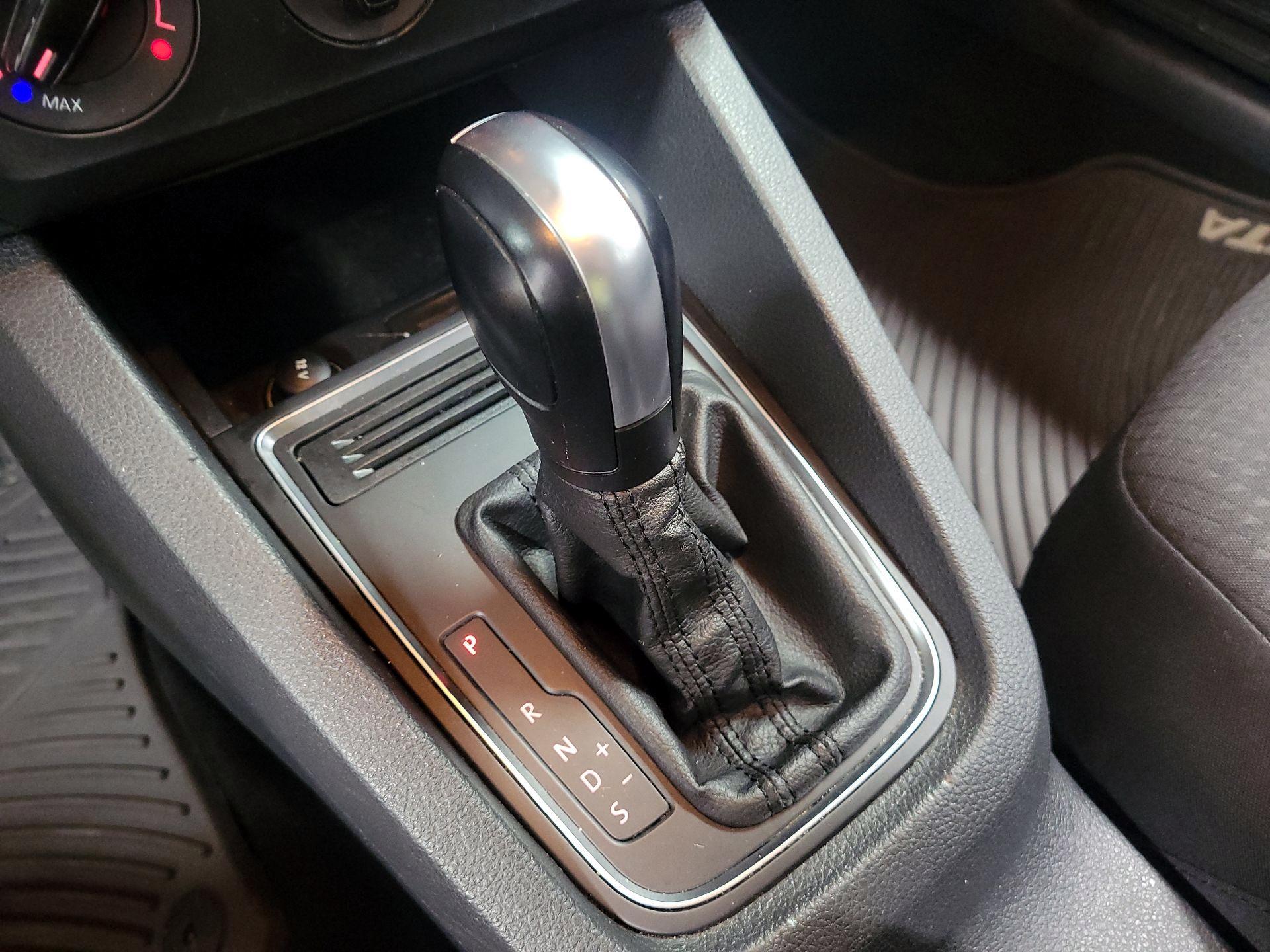 Thumbnail: 2016 Volkswagen Jetta - 17