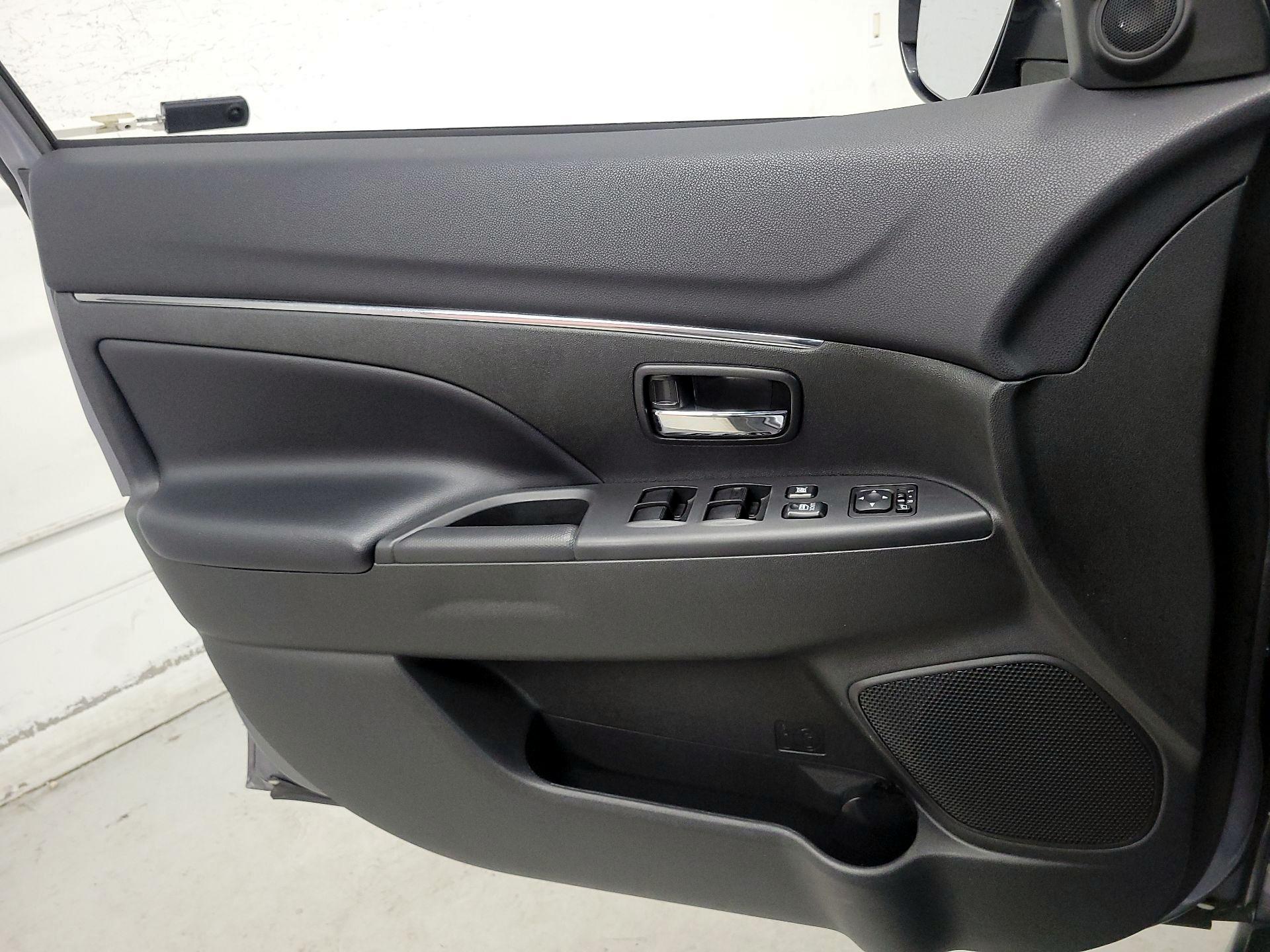 Thumbnail: 2017 Mitsubishi Outlander Sport - 12