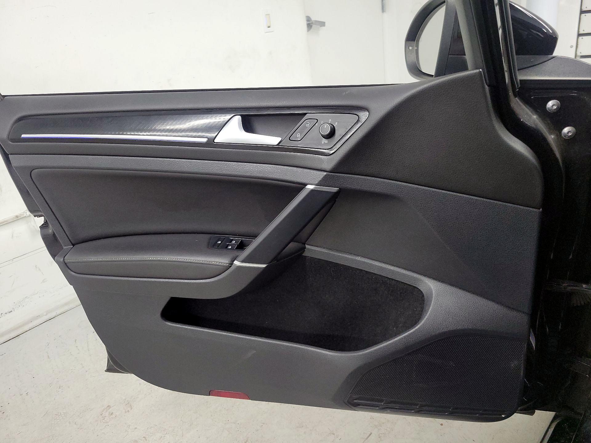 Thumbnail: 2016 Volkswagen Golf - 12