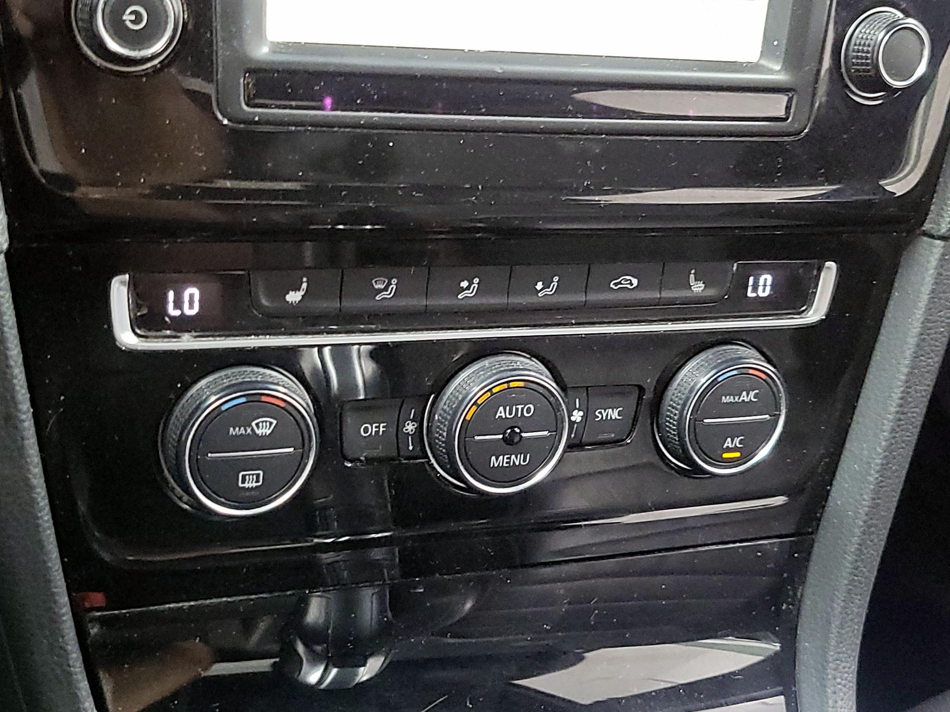 Thumbnail: 2016 Volkswagen Golf - 15