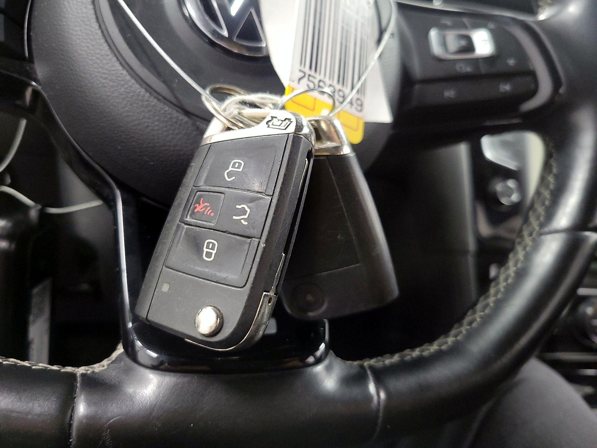 Thumbnail: 2016 Volkswagen Golf - 20