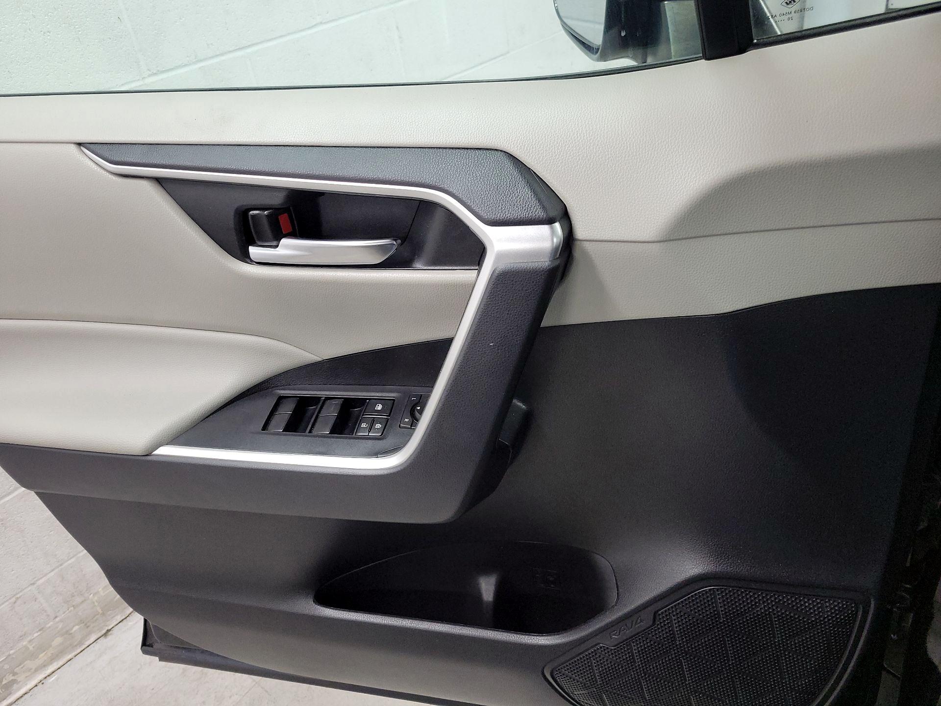 Thumbnail: 2021 Toyota RAV4 - 12