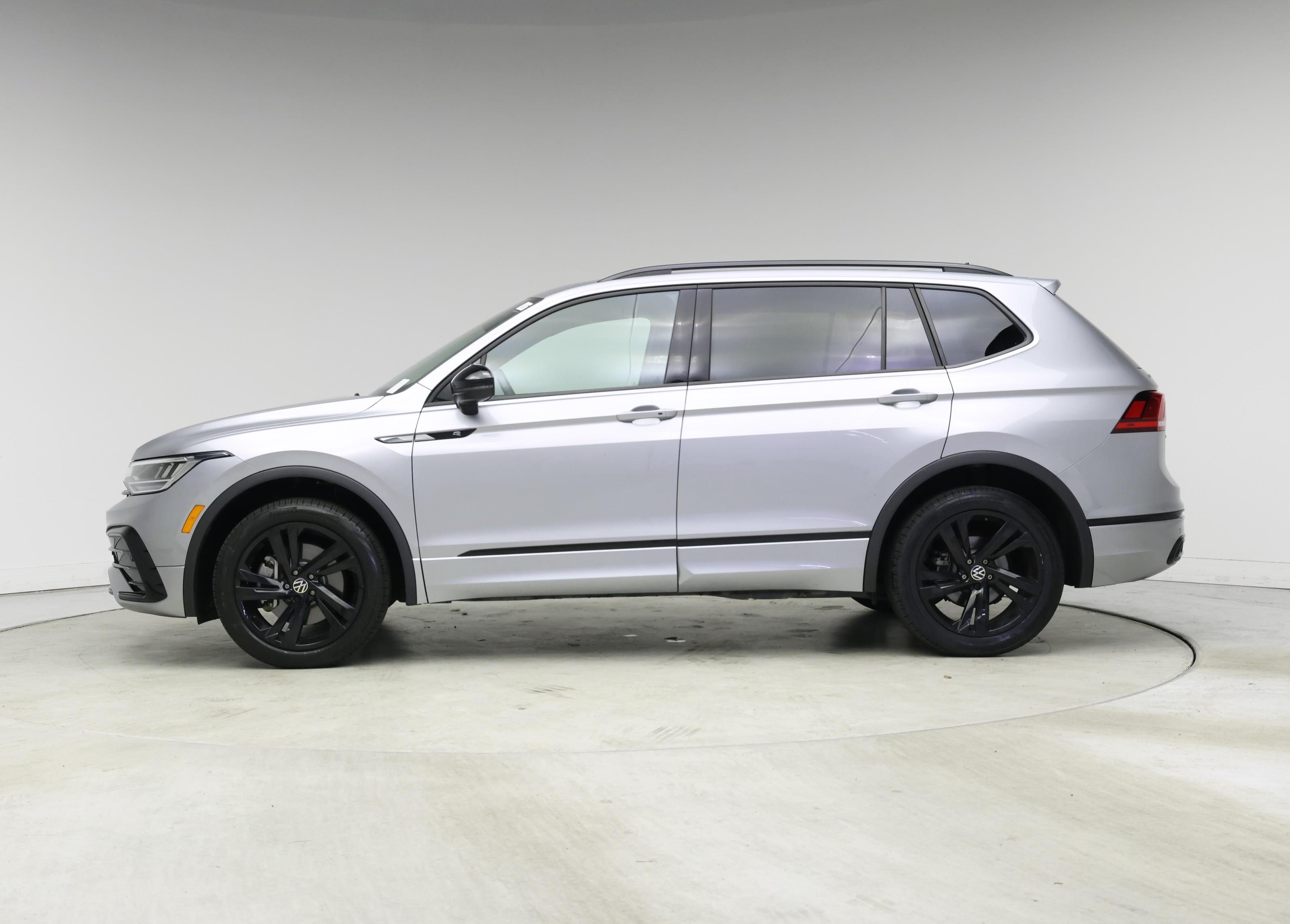 Thumbnail: 2023 Volkswagen Tiguan - 3