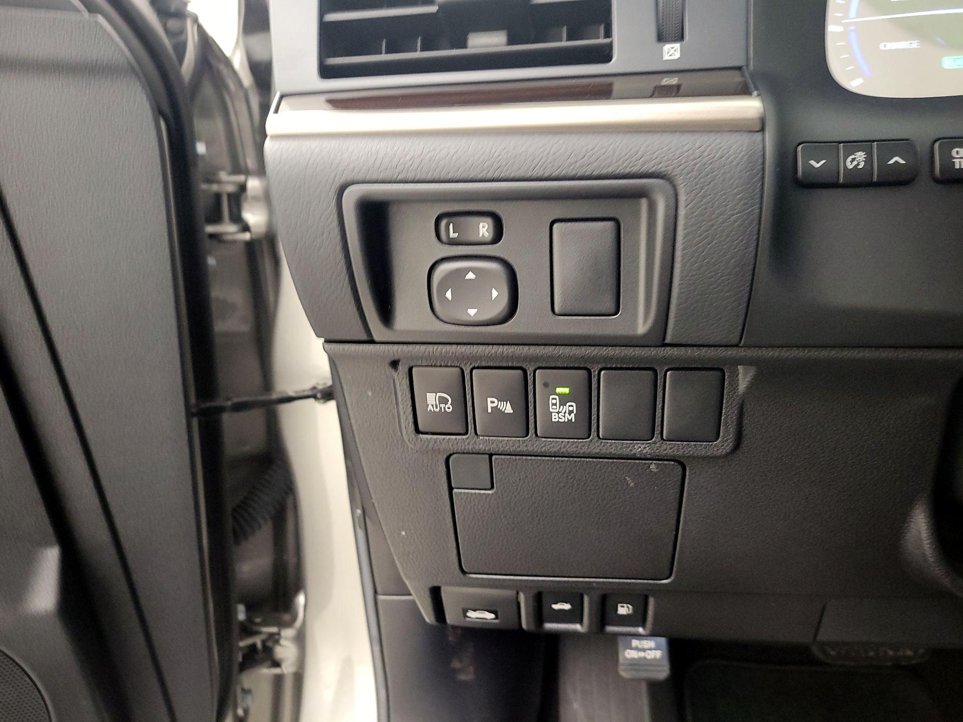 Thumbnail: 2018 Lexus ES - 13